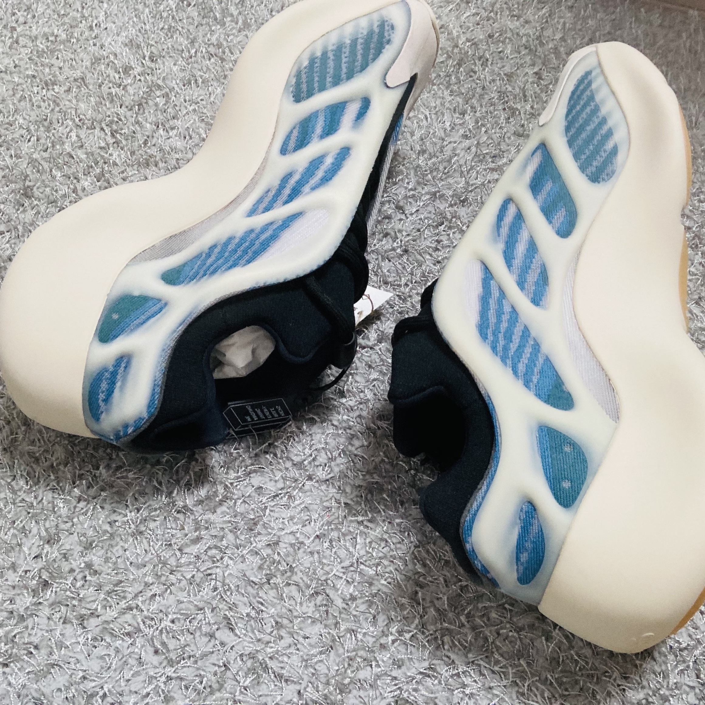 Adidas Yeezy 700 V3 Kyanite 착용 스타일 - 2
