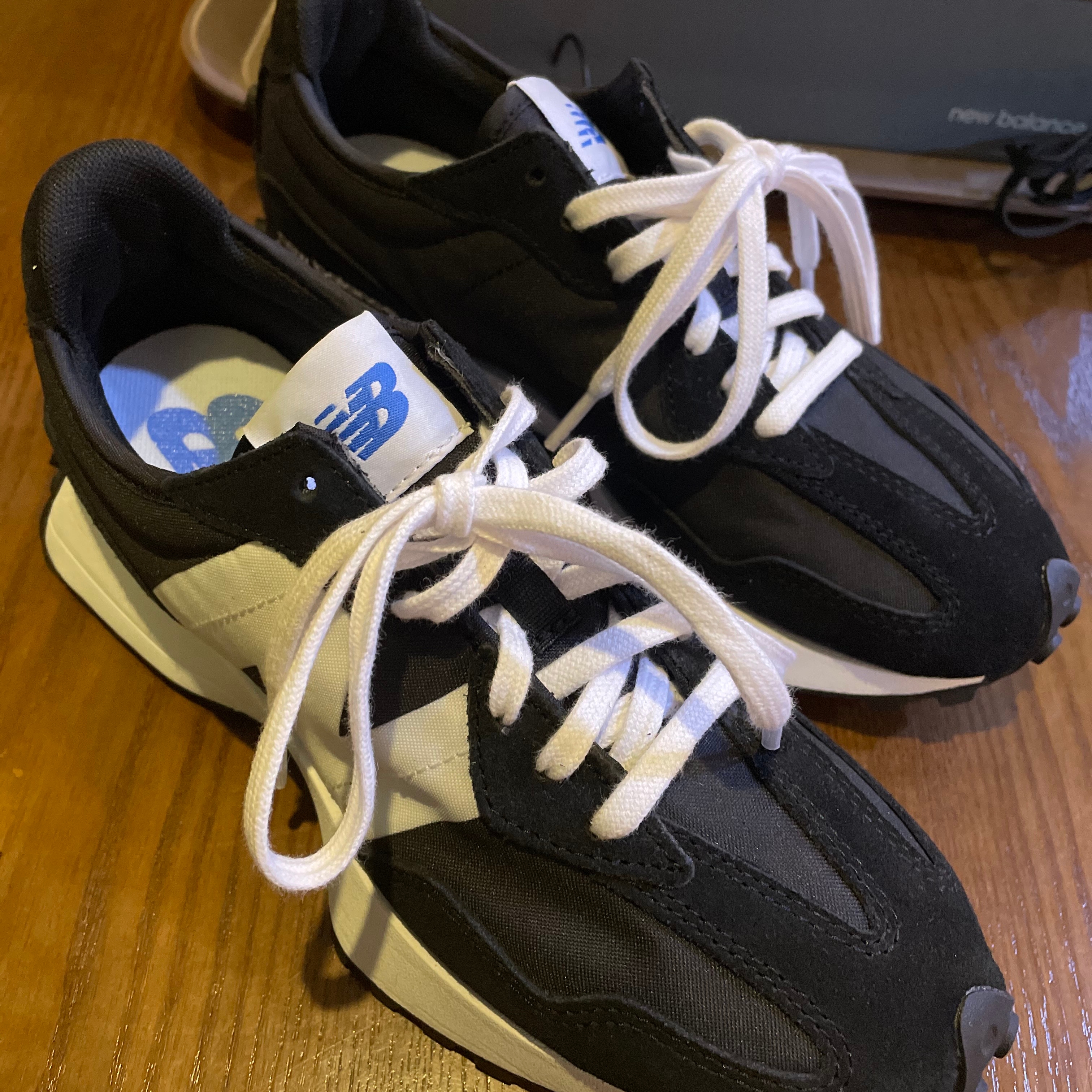 New Balance 327 Black 착용 스타일