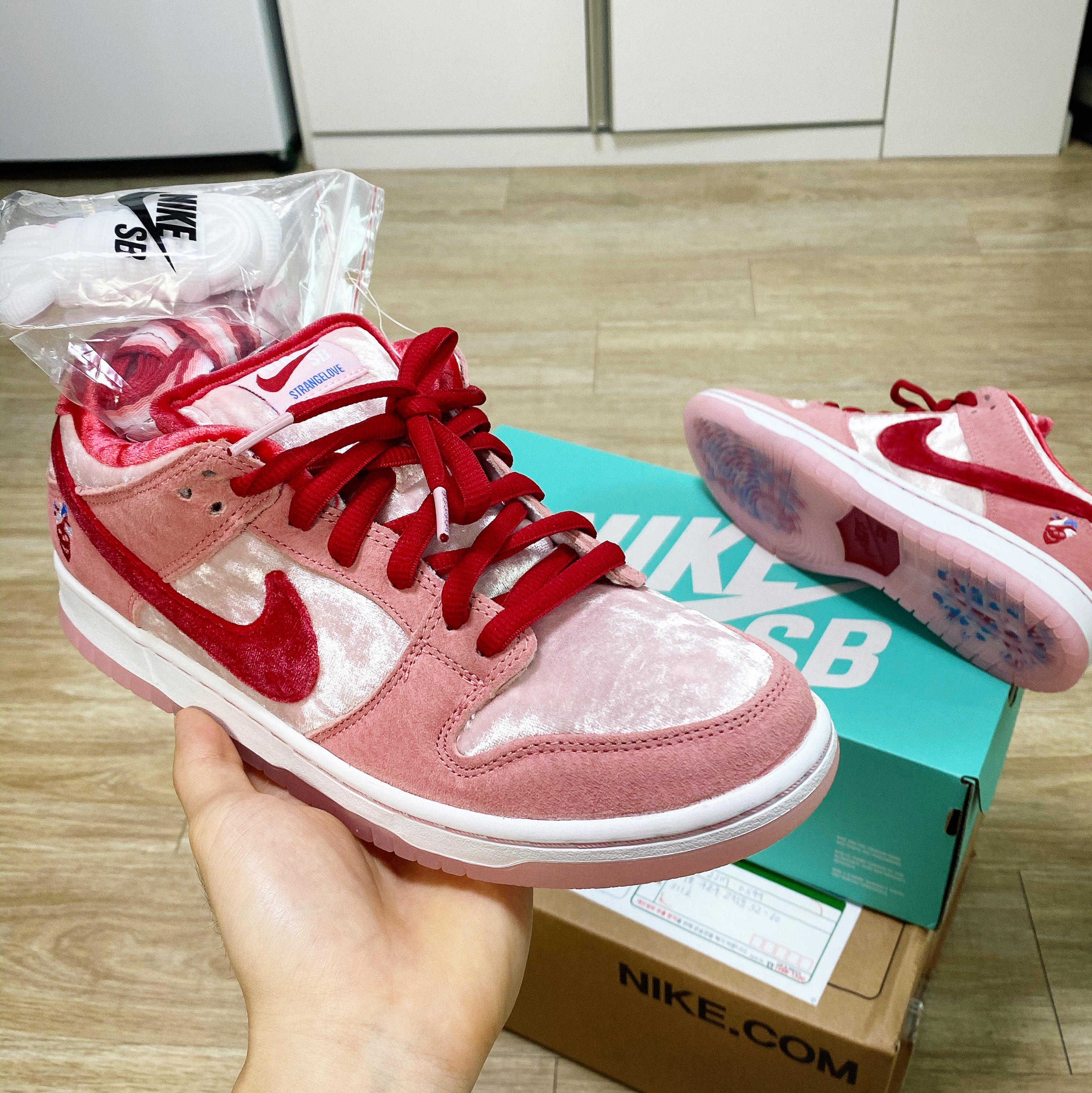 Nike x StrangeLove SB Dunk Low Pink (Regular Box) 착용 스타일 - 1
