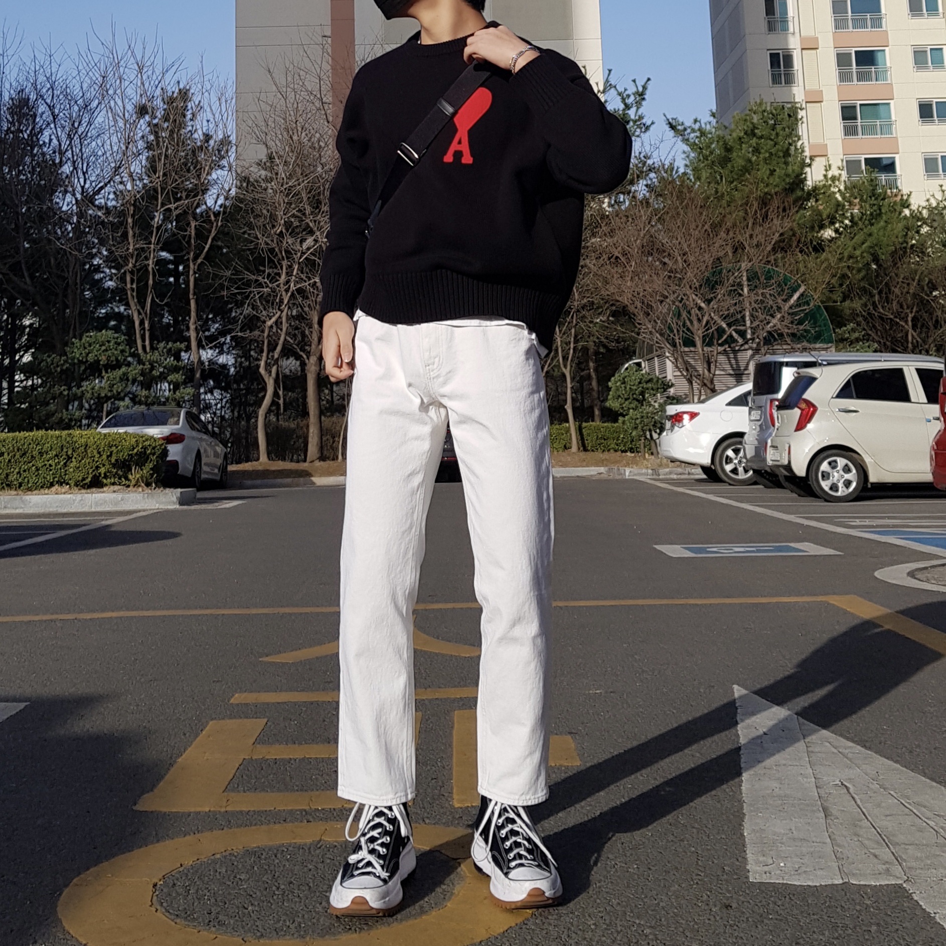 AMI de Coeur Oversize Sweater Navy Marine, Converse Run Star Hike Hi Black White Gum 착용 스타일 - 1