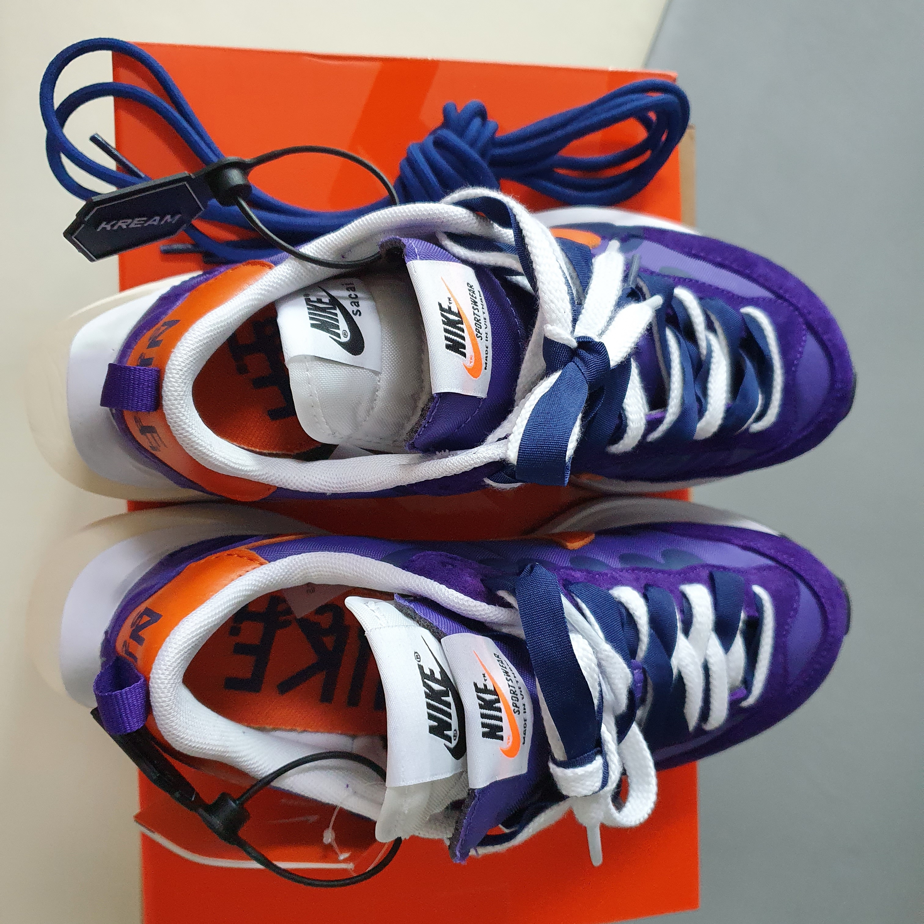 Nike x Sacai VaporWaffle Dark Iris, Jordan 1 Retro High OG Hyper Royal 착용 스타일 - 1