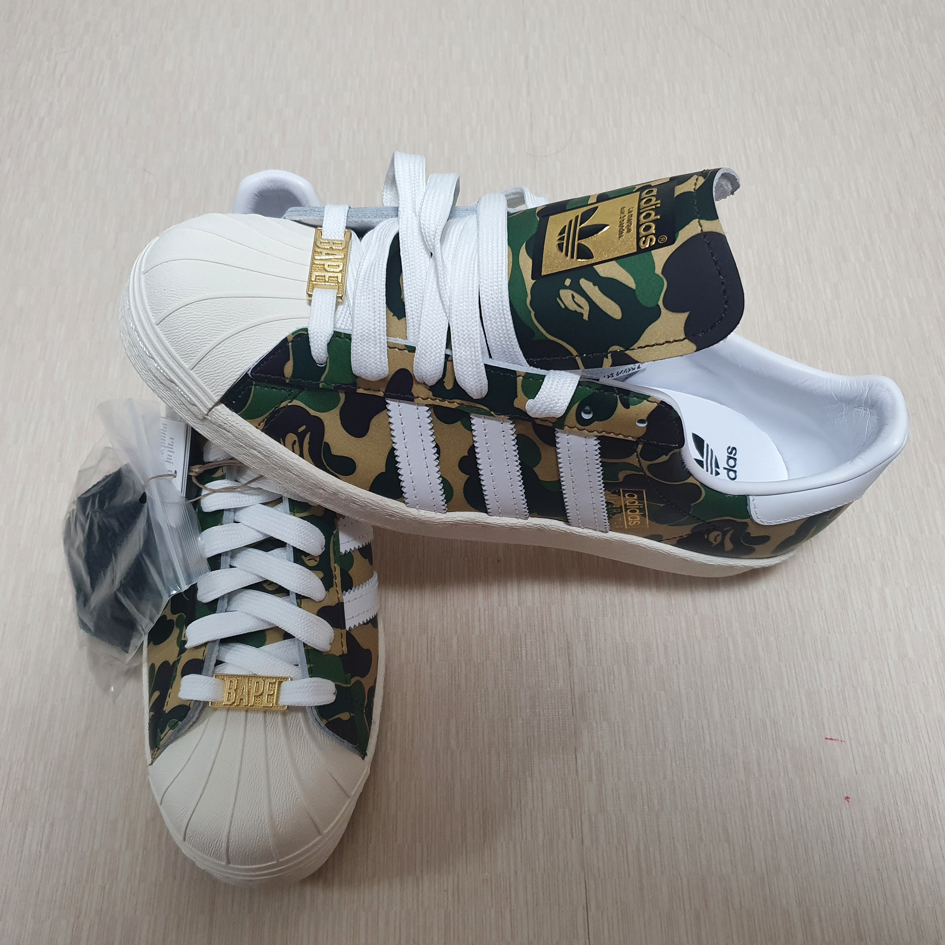 Adidas x BAPE Superstar 80s Green Camo 착용 스타일 - 1