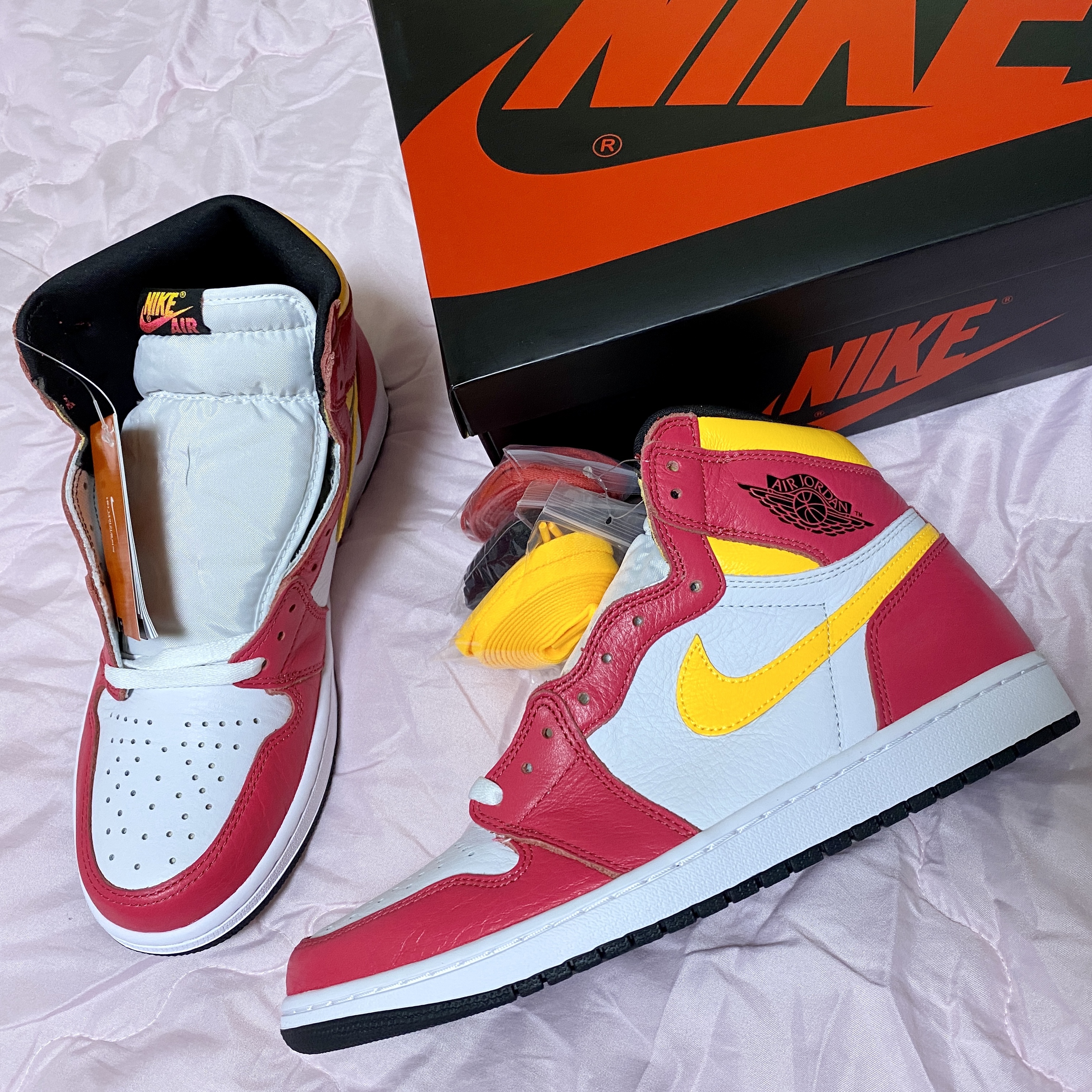 Jordan 1 Retro High OG Light Fusion Red 착용 스타일 - 2