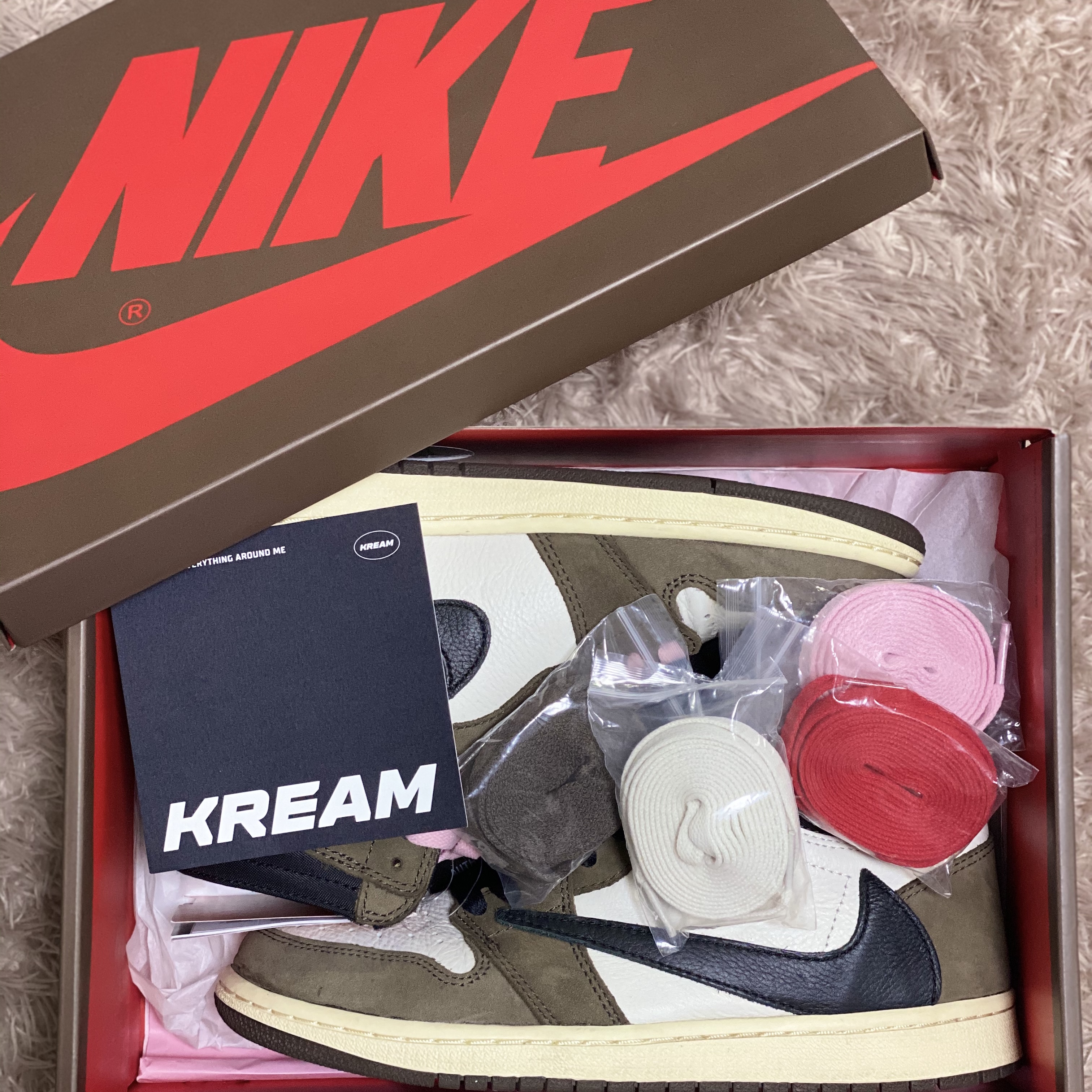 Jordan 1 x Travis Scott Retro High OG SP Mocha 착용 스타일 - 2