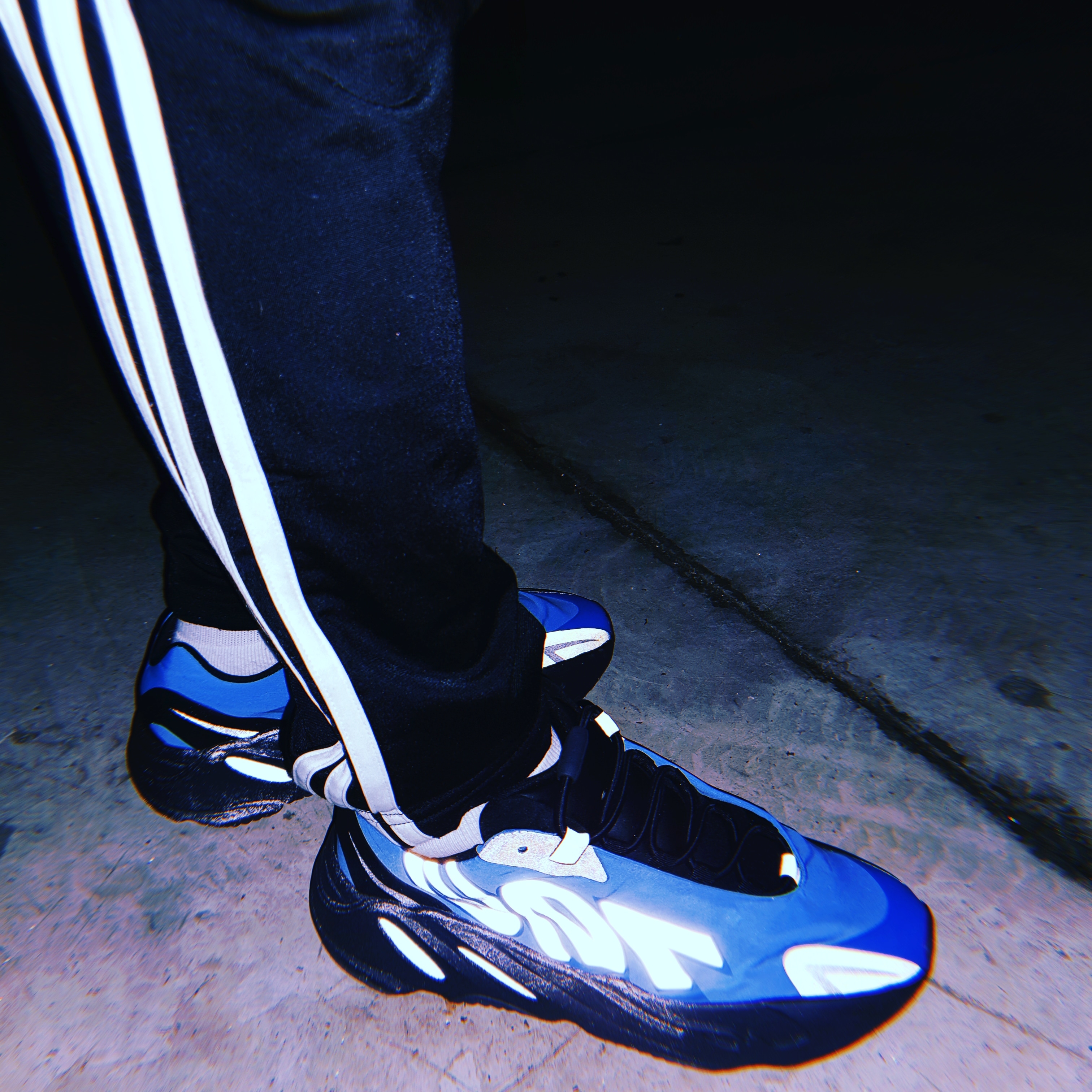 Adidas Yeezy Boost 700 MNVN Bright Cyan 착용 스타일 - 1