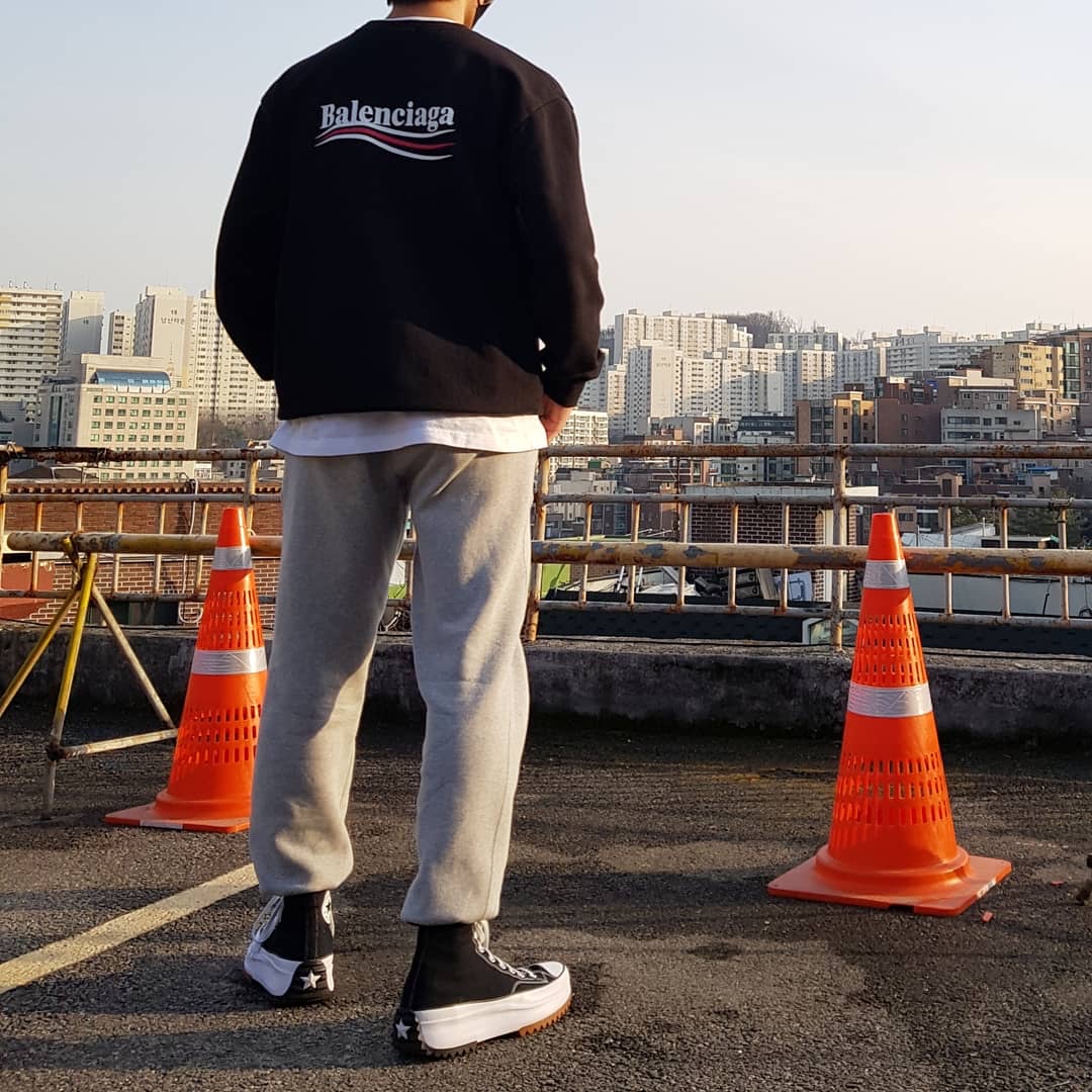 Converse Run Star Hike Hi Black White Gum 착용 스타일 - 5
