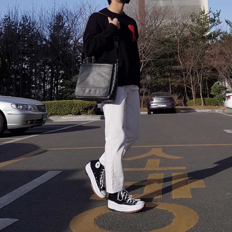 AMI de Coeur Oversize Sweater Navy Marine, Converse Run Star Hike Hi Black White Gum 착용 스타일 - 3