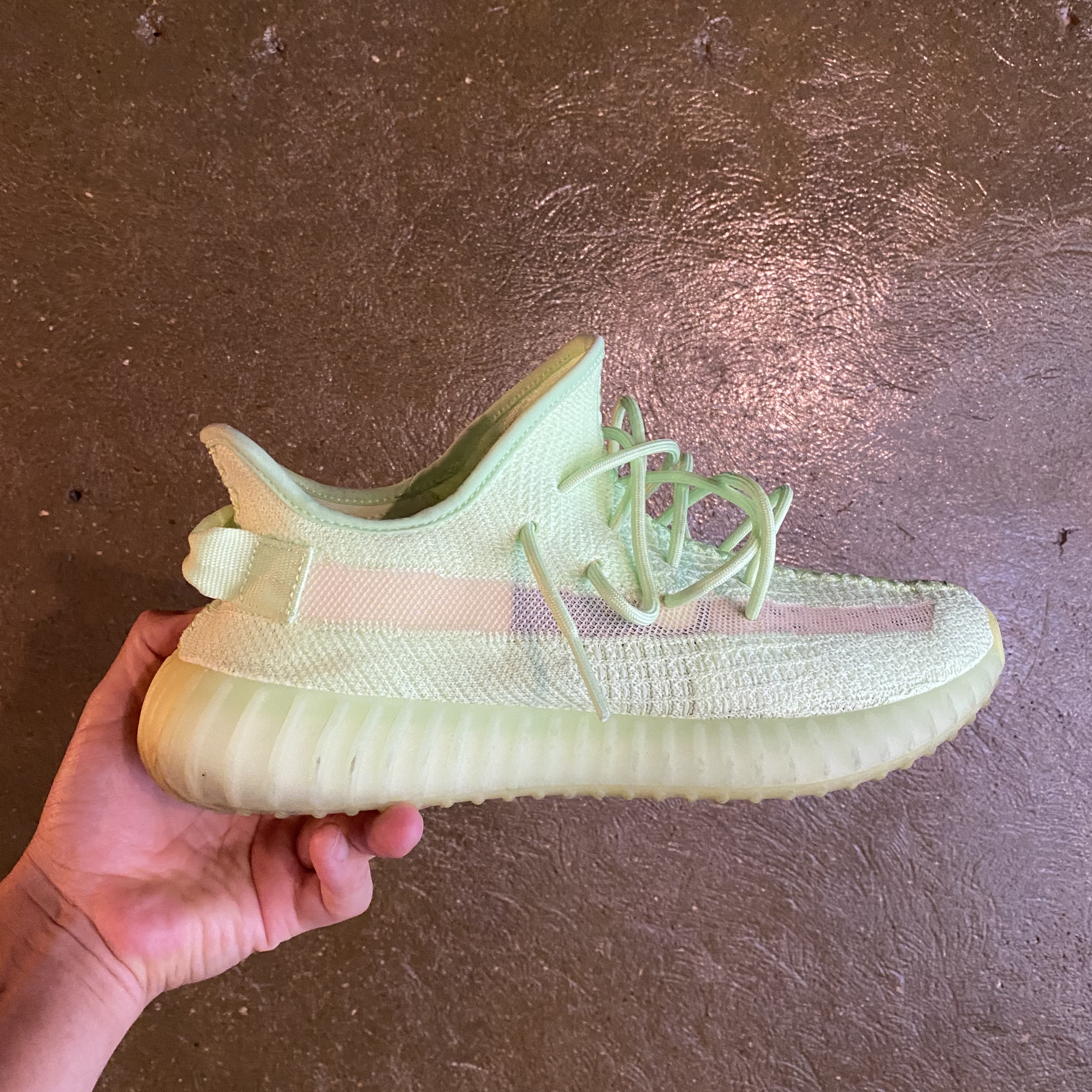 Adidas Yeezy Boost 350 V2 Glow 착용 스타일