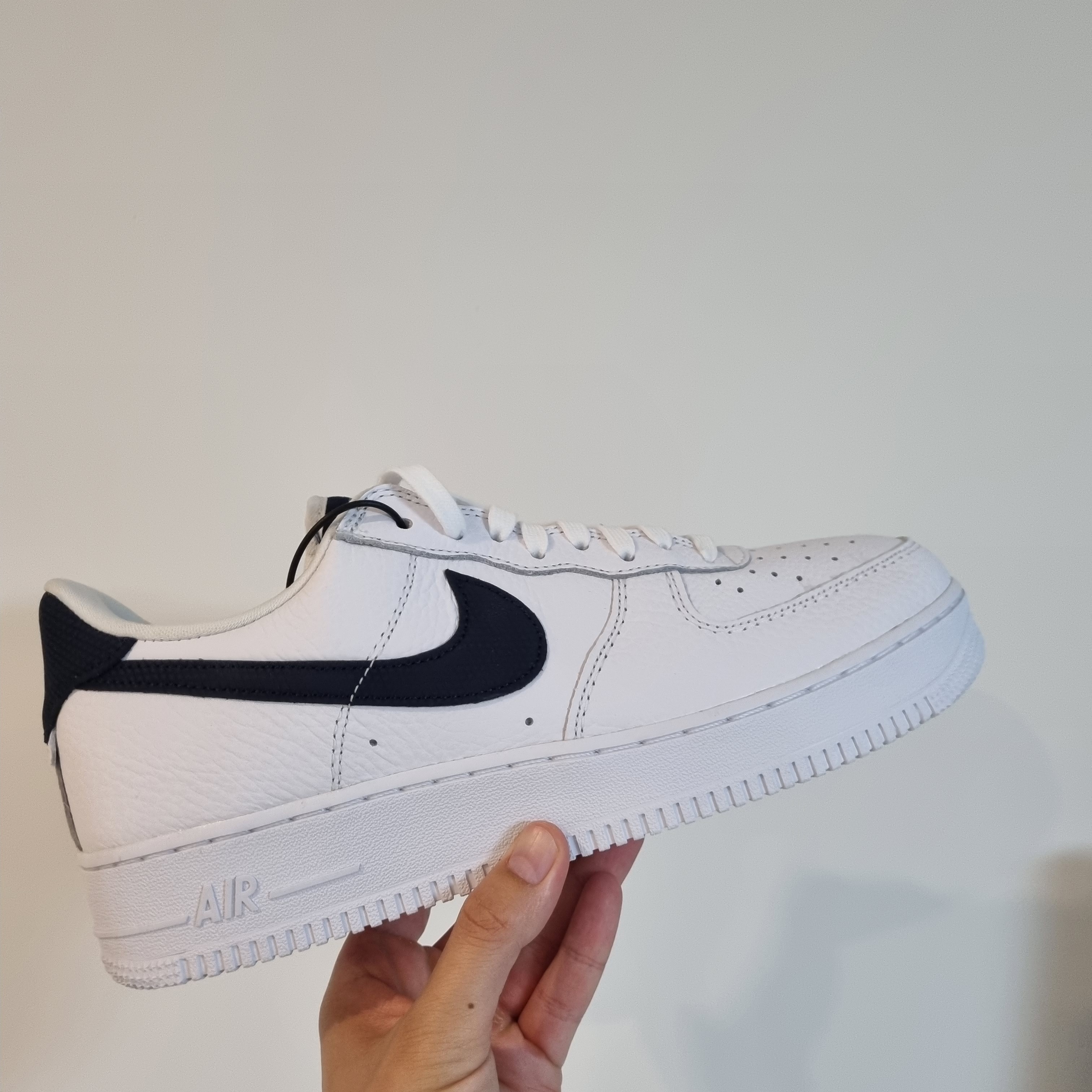 Nike Air Force 1 '07 Craft White & Obsidian 착용 스타일 - 4