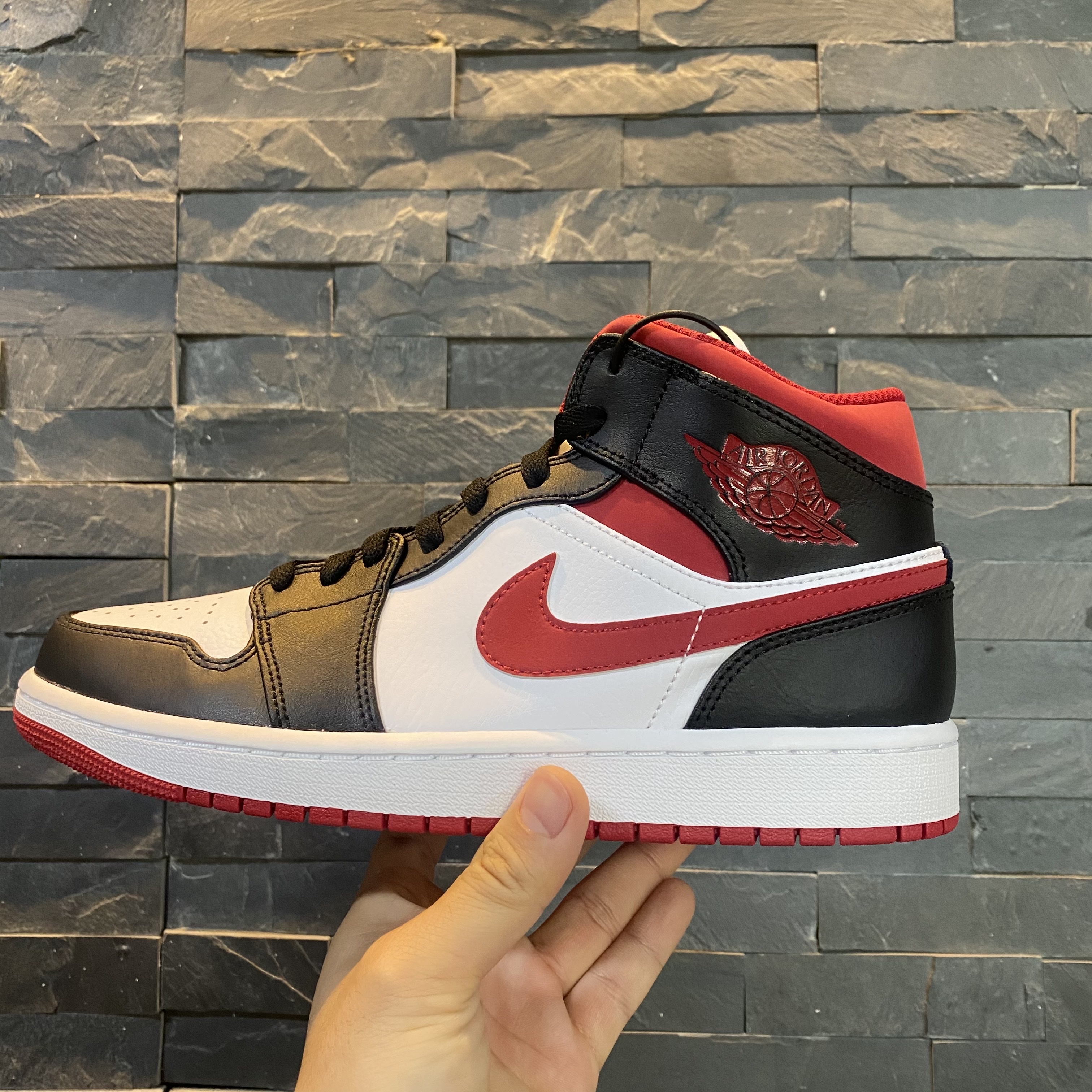 Jordan 1 Mid Gym Red Black White 착용 스타일