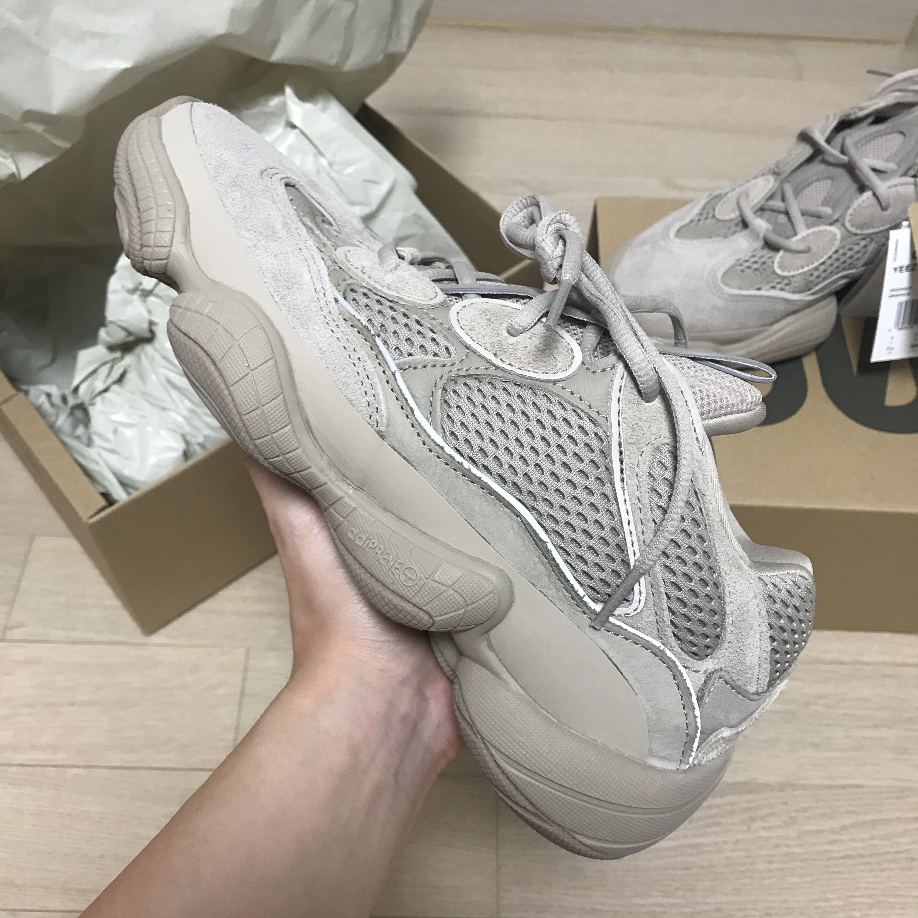Adidas Yeezy 500 Taupe Light 착용 스타일
