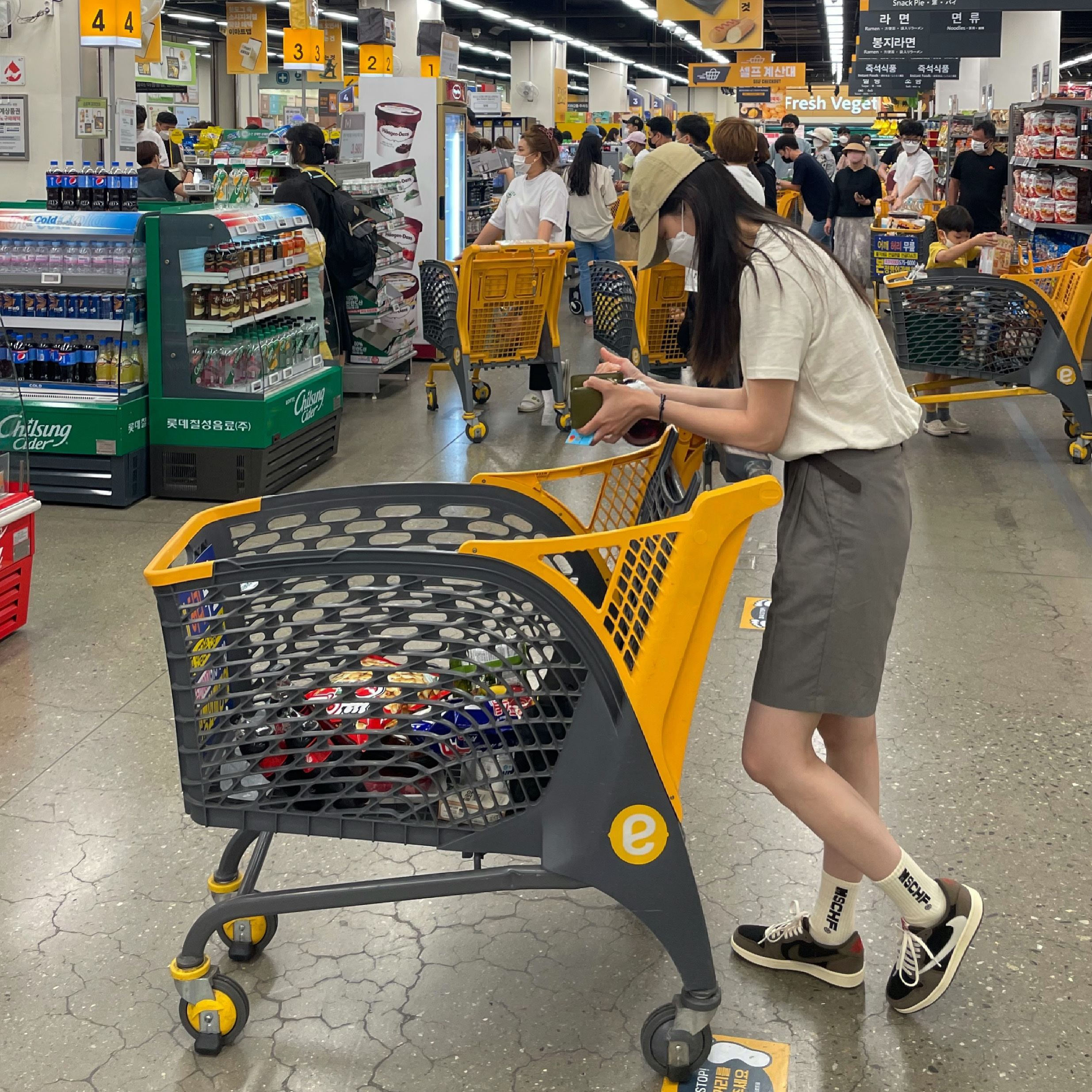 Jordan 1 x Travis Scott Retro Low OG SP Mocha 착용 스타일 - 1