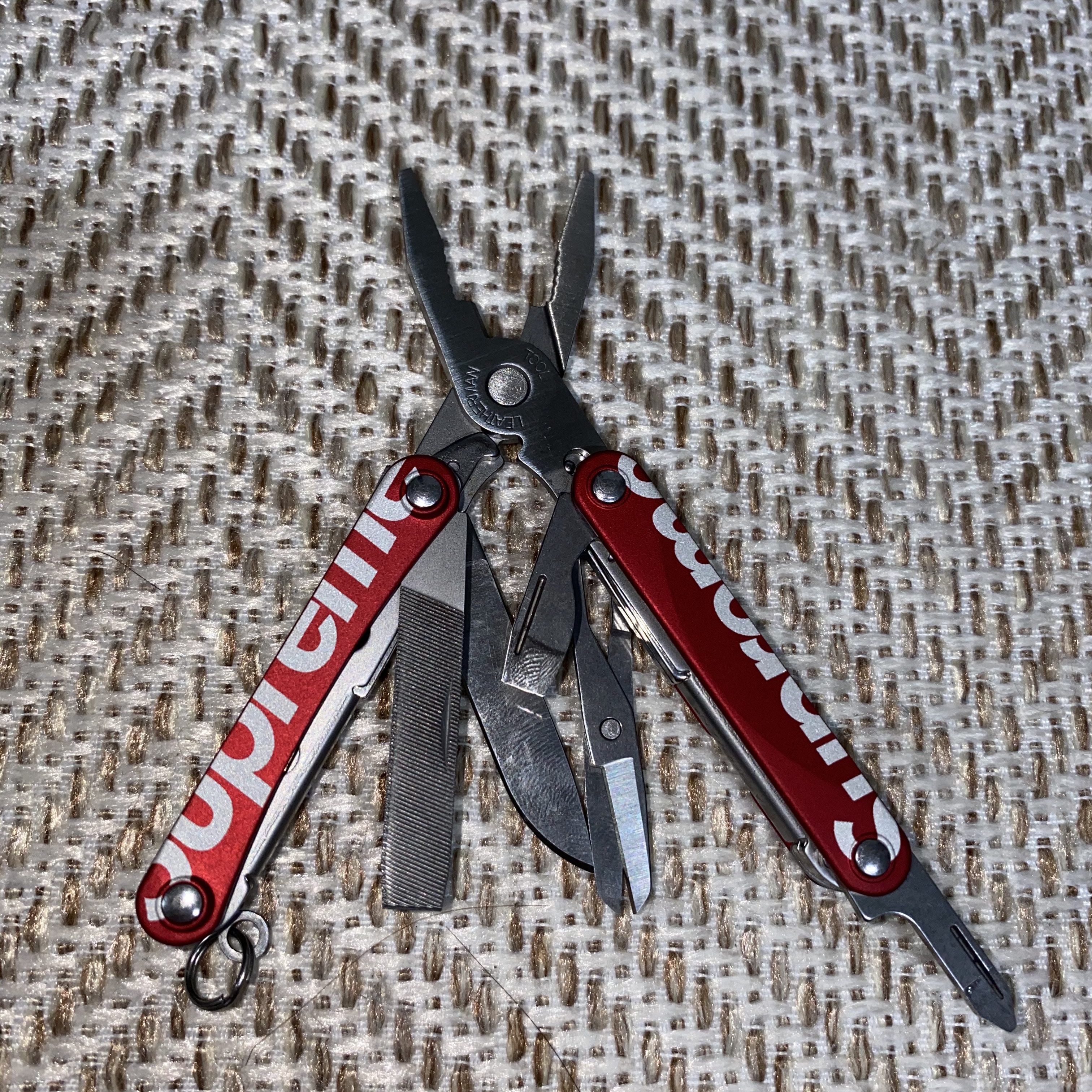 Supreme x Leatherman Squirt PS4 Multitool Red - 21SS 착용 스타일