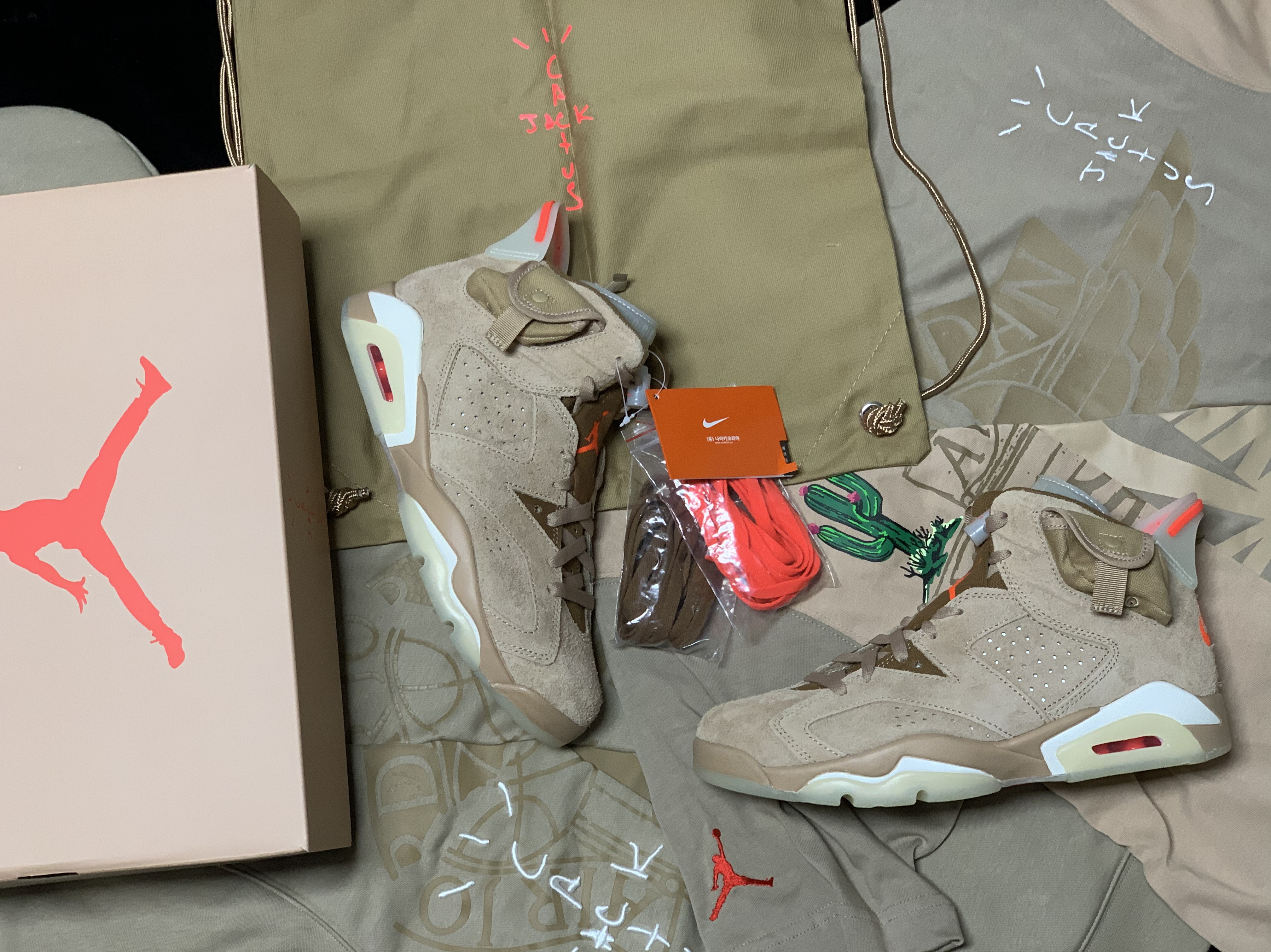 Jordan 6 x Travis Scott Retro SP British Khaki, Jordan x Travis Scott Pullover Hoodie - Asia 착용 스타일 - 1