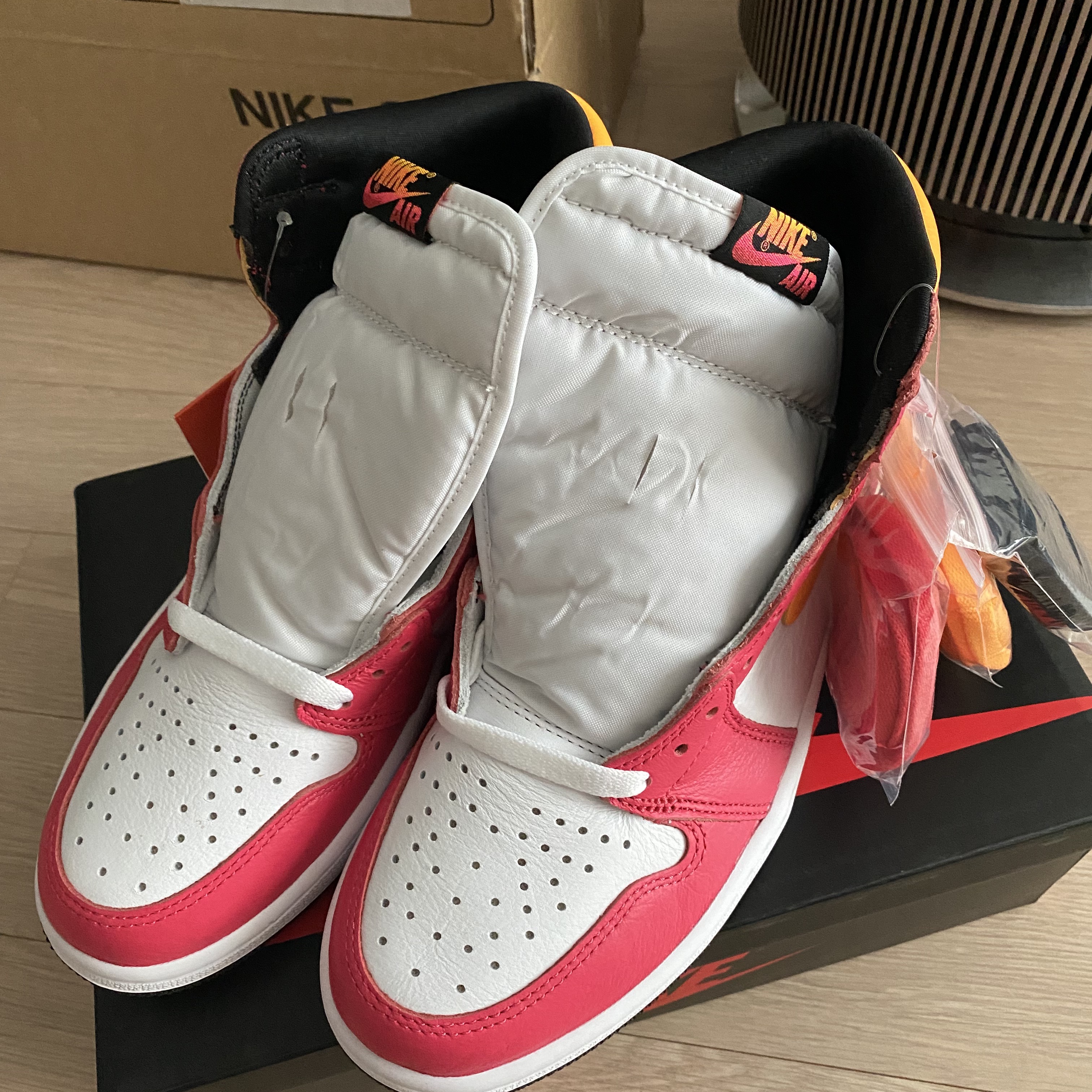 Jordan 1 Retro High OG Light Fusion Red 착용 스타일