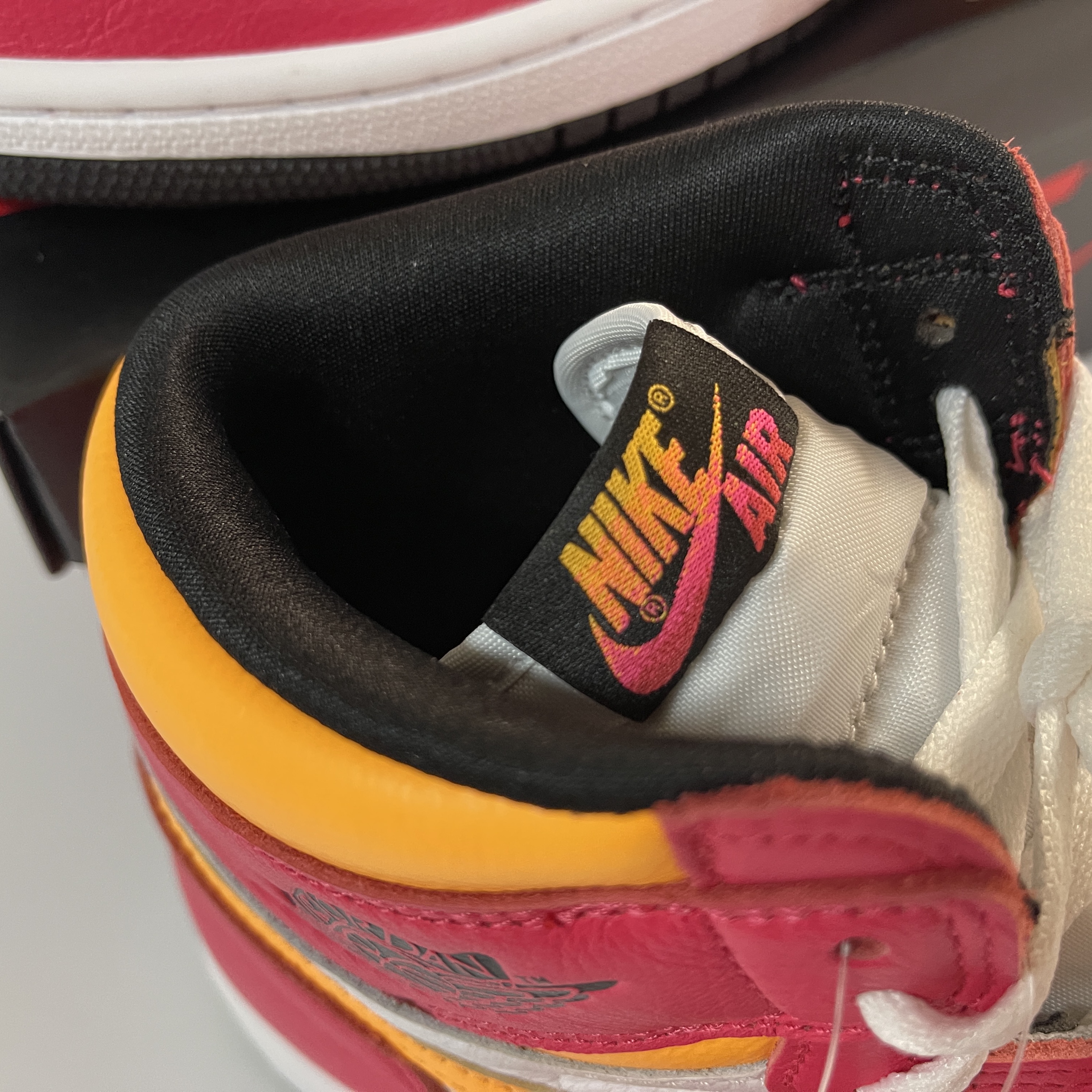 Jordan 1 Retro High OG Light Fusion Red 착용 스타일 - 3