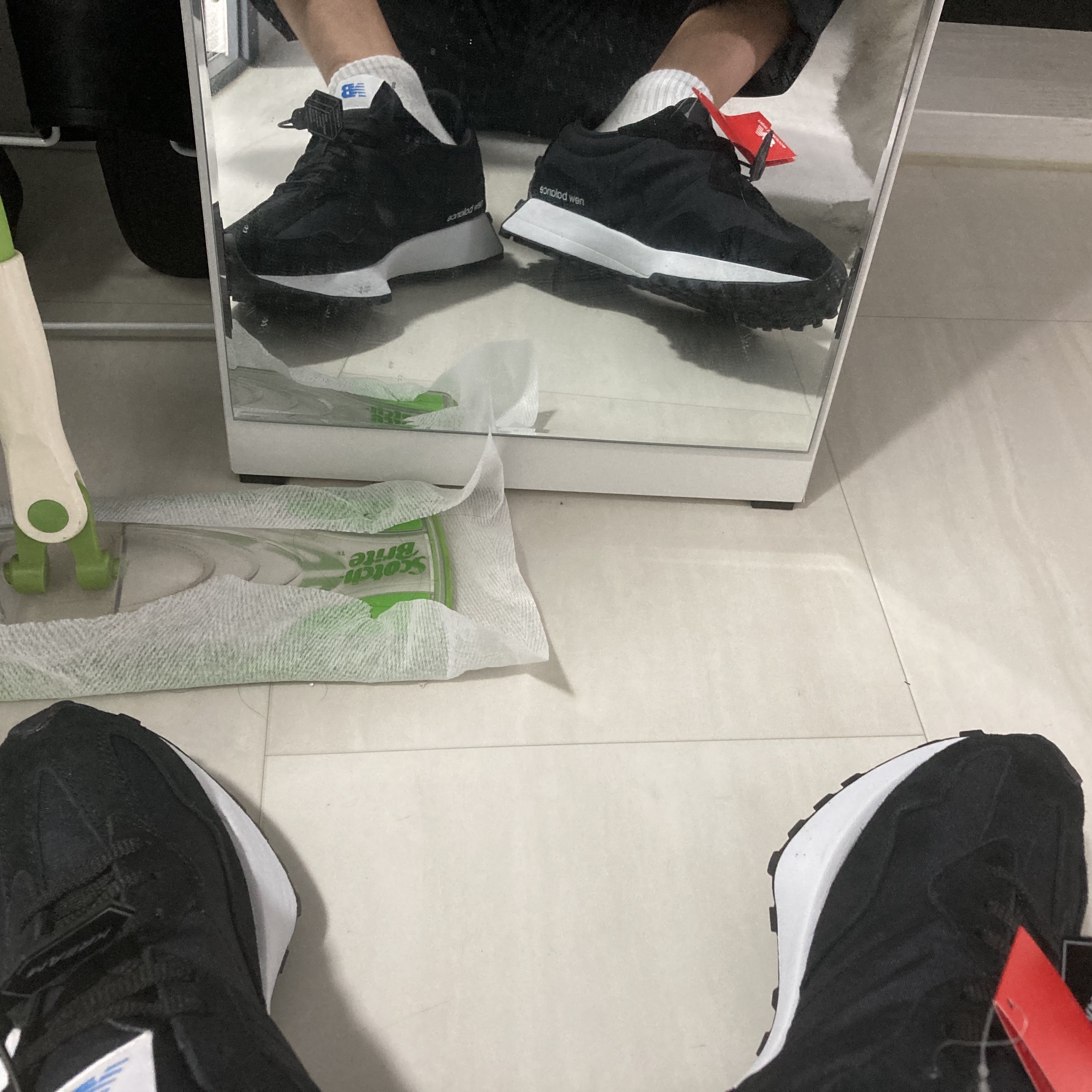New Balance 327 Black 착용 스타일