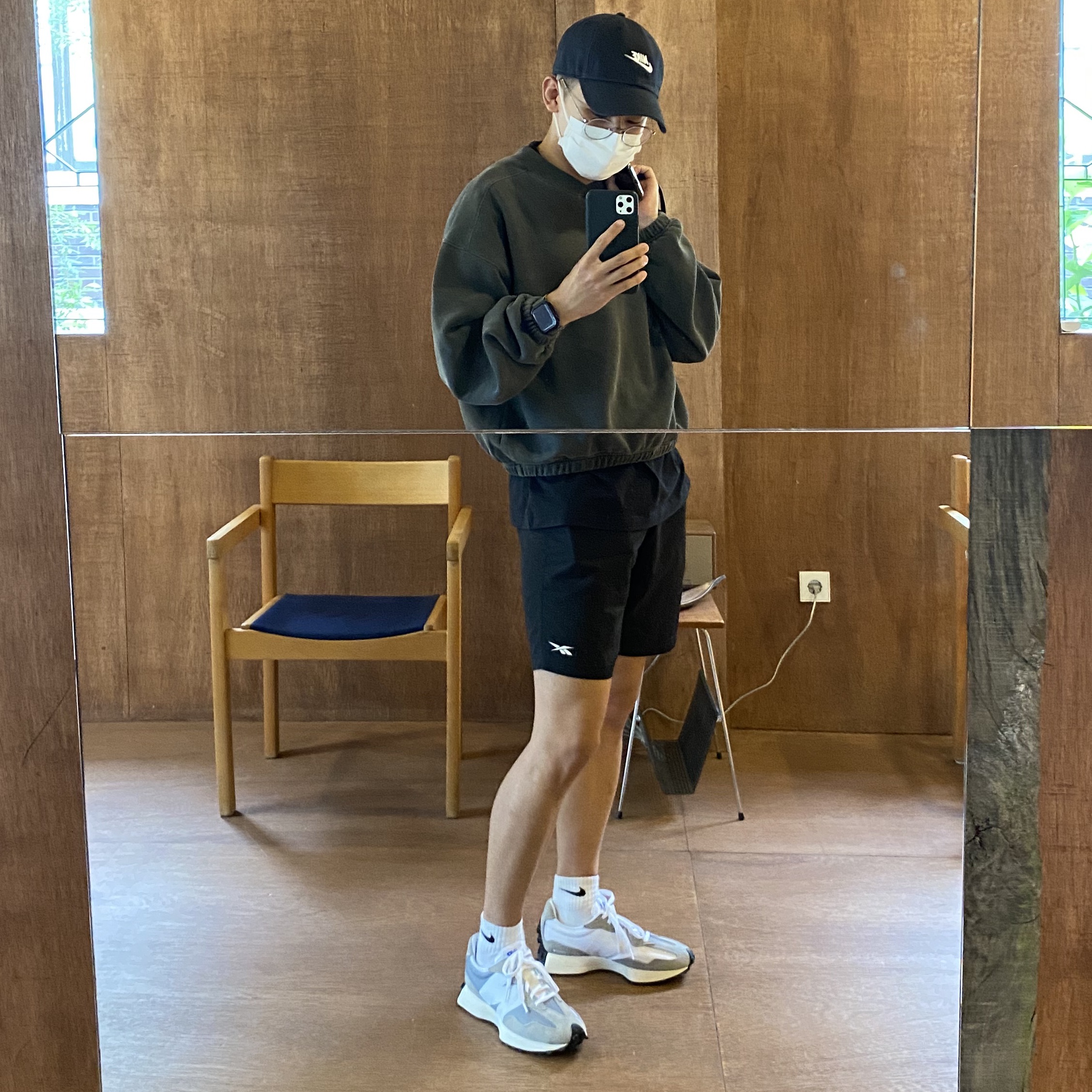 New Balance 327 Grey, IAB Studio Pigment Crewneck Black 착용 스타일