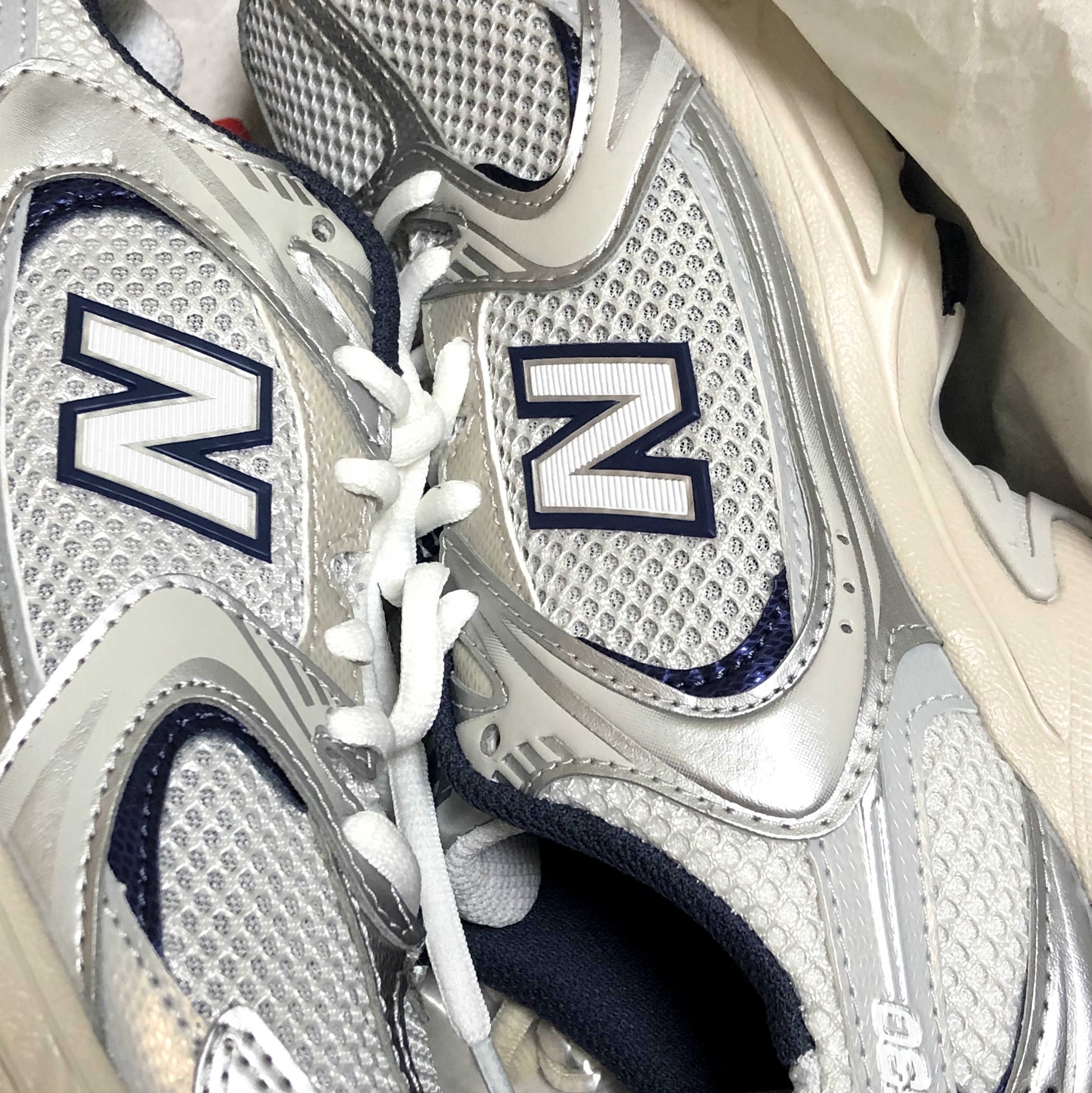 New Balance 530 Steel Grey 착용 스타일 - 1
