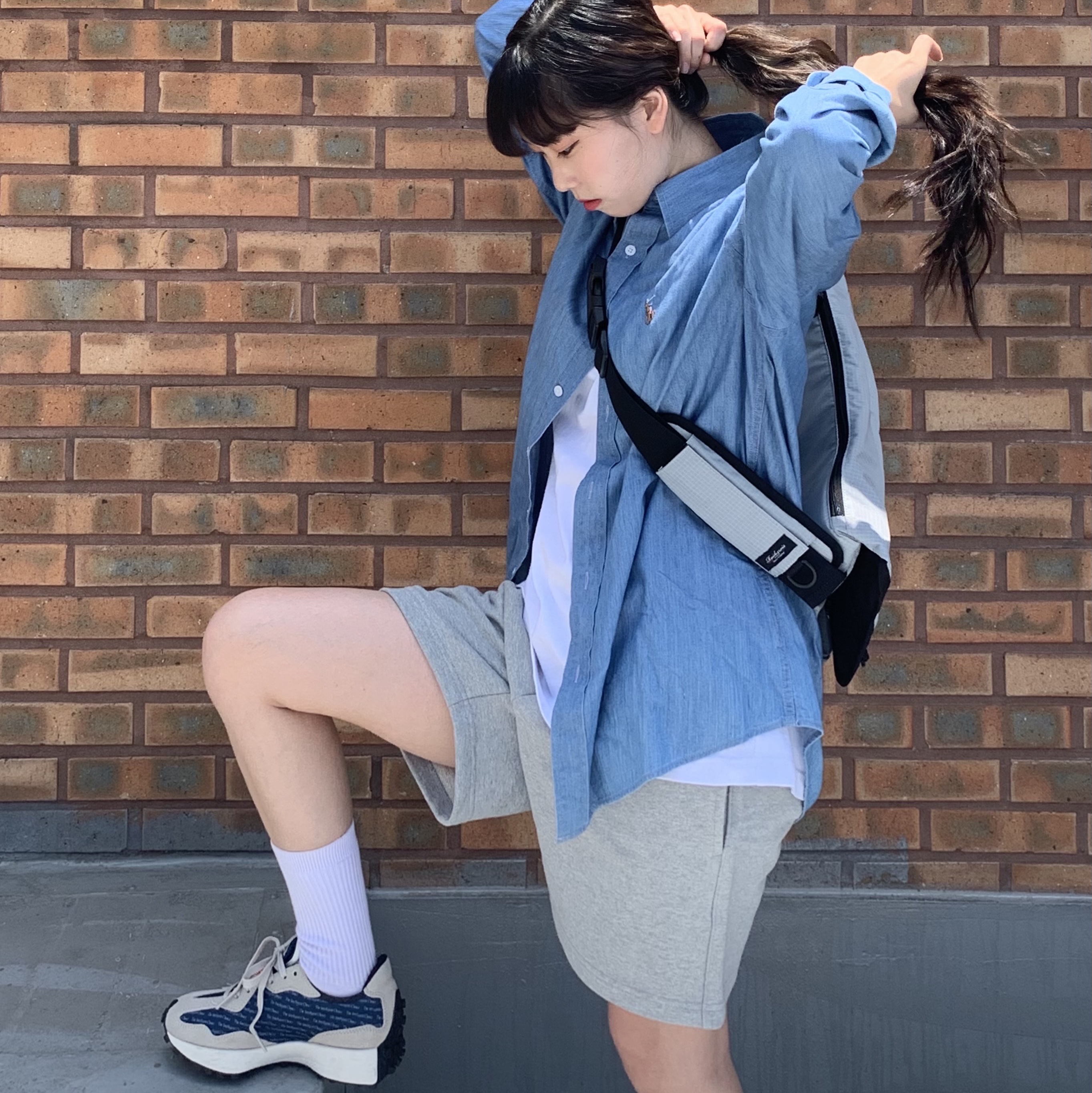 (W) New Balance 327 Outerspace Light Grey 착용 스타일 - 3
