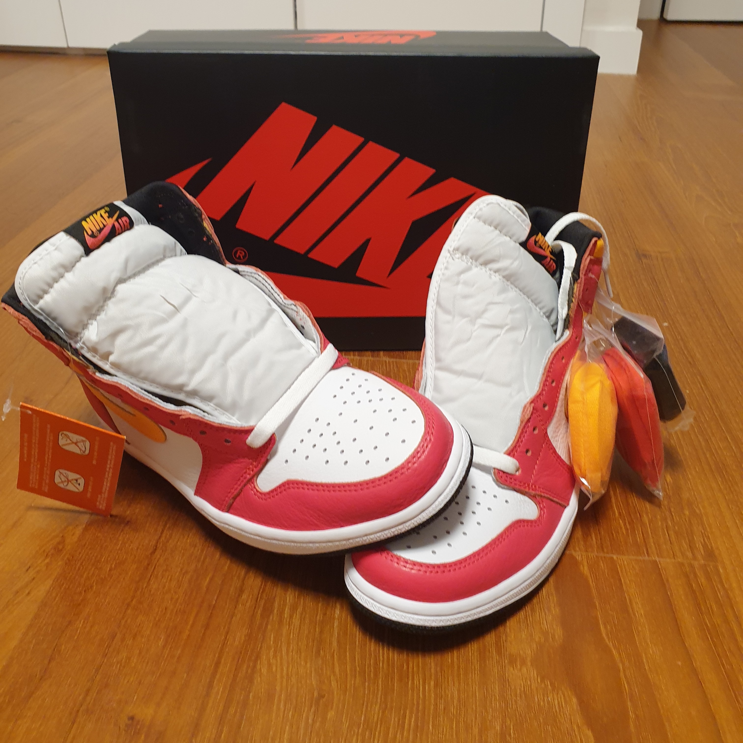 Jordan 1 Retro High OG Light Fusion Red 착용 스타일 - 2