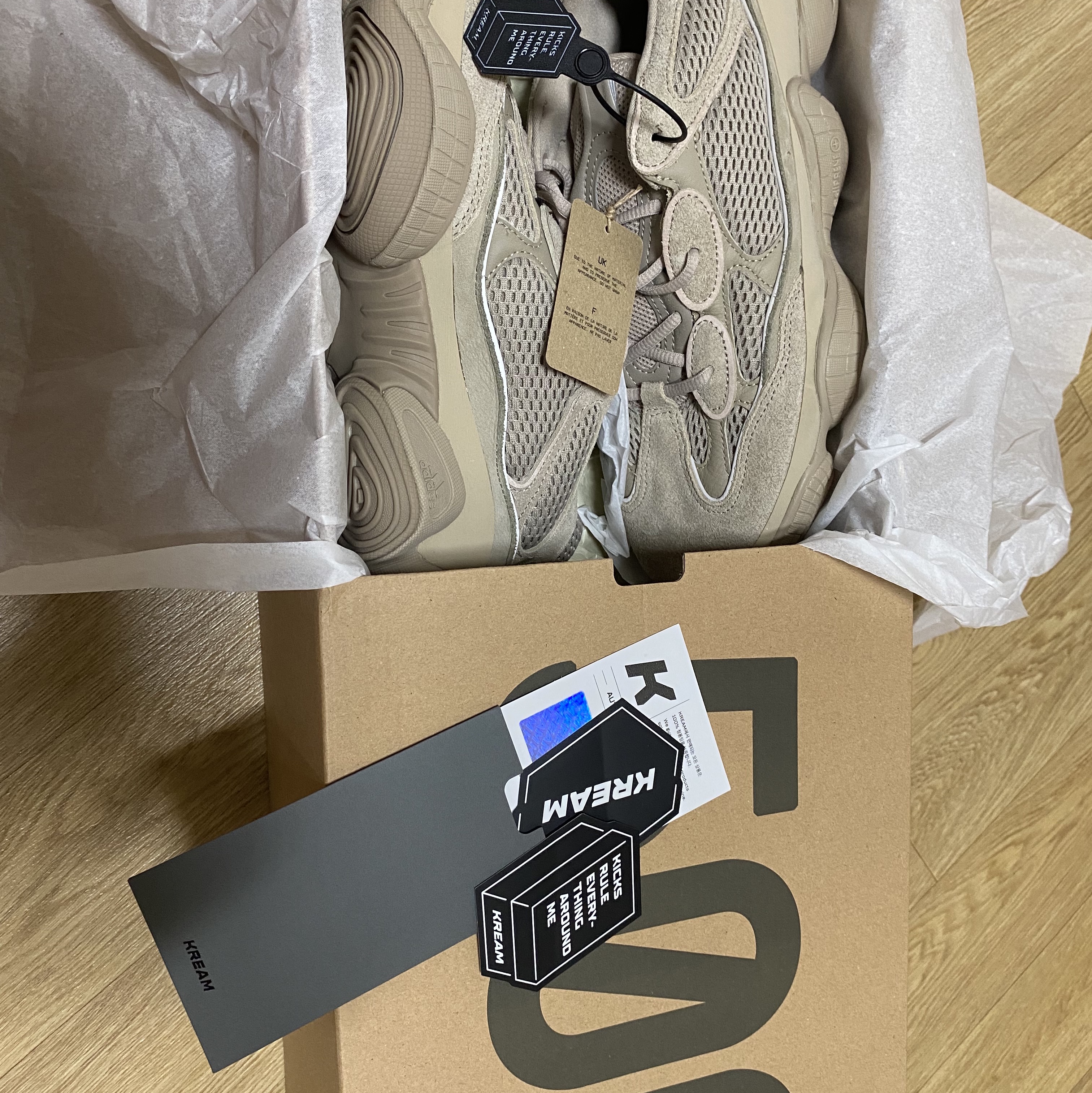 Adidas Yeezy 500 Taupe Light 착용 스타일 - 1