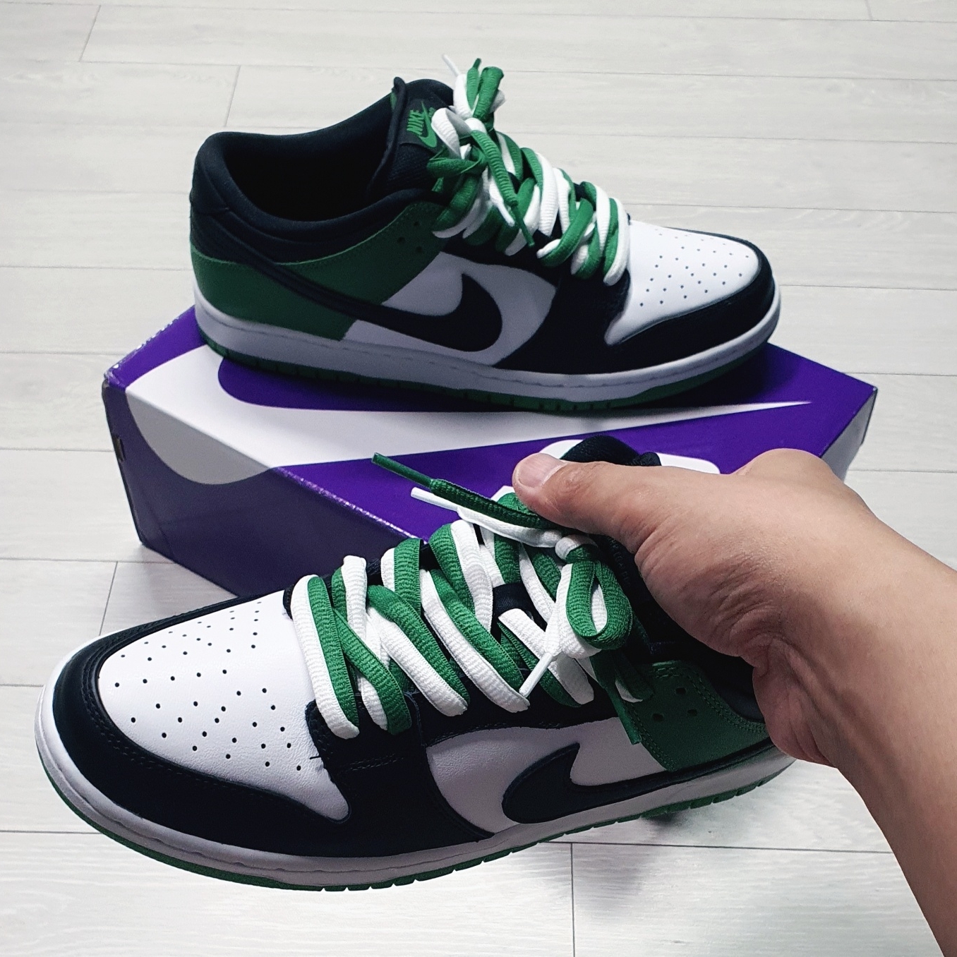Nike SB Dunk Low Pro Black and Classic Green 착용 스타일 - 4