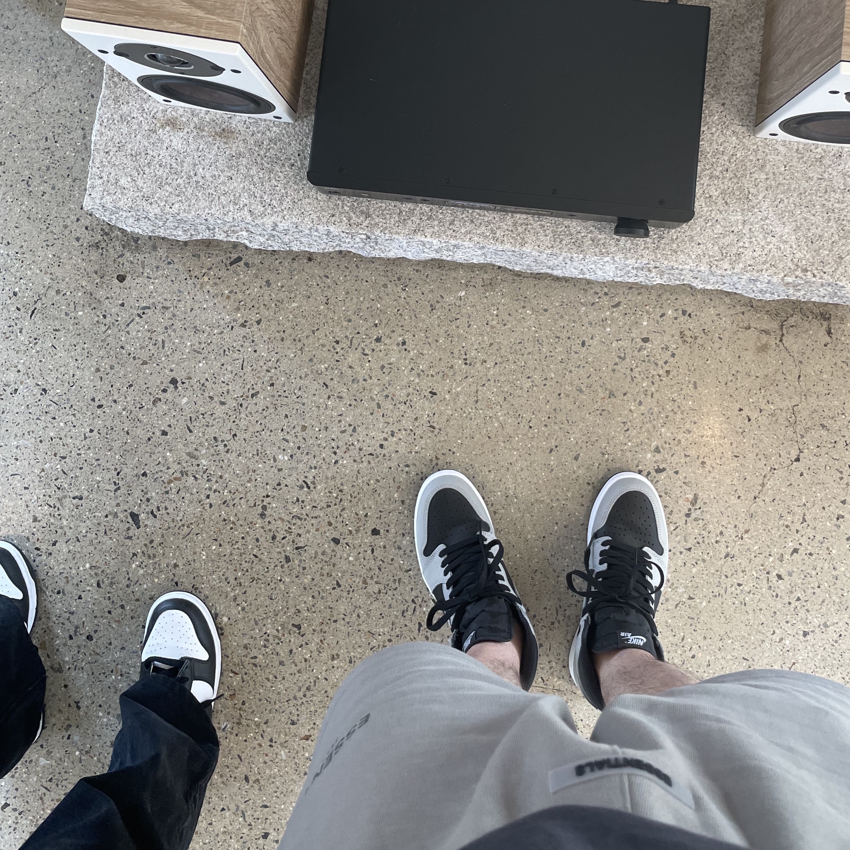 Essentials Fleece Shorts Cement - 20FW, Jordan 1 Retro High OG Shadow 2.0 착용 스타일