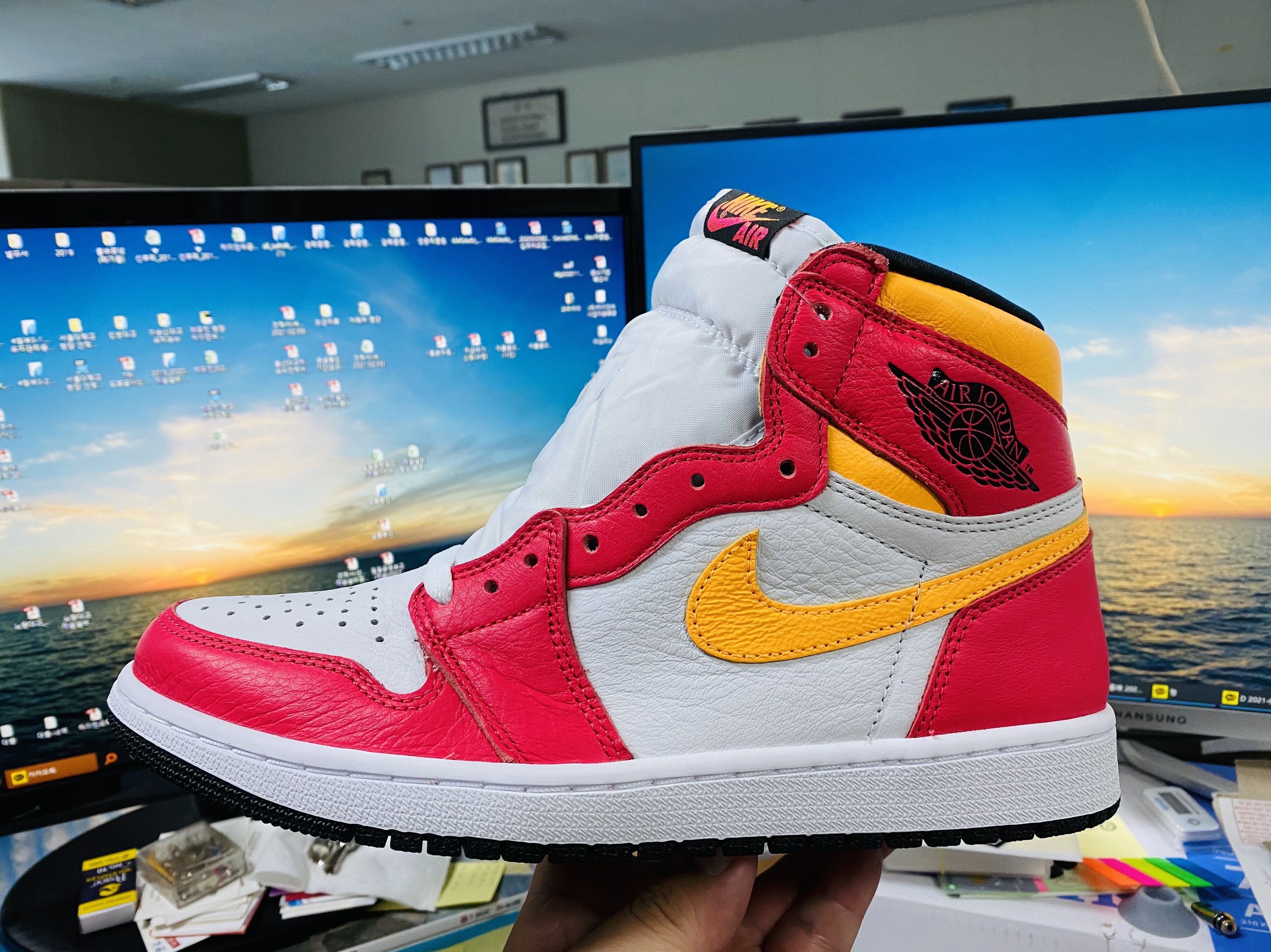 Jordan 1 Retro High OG Light Fusion Red 착용 스타일