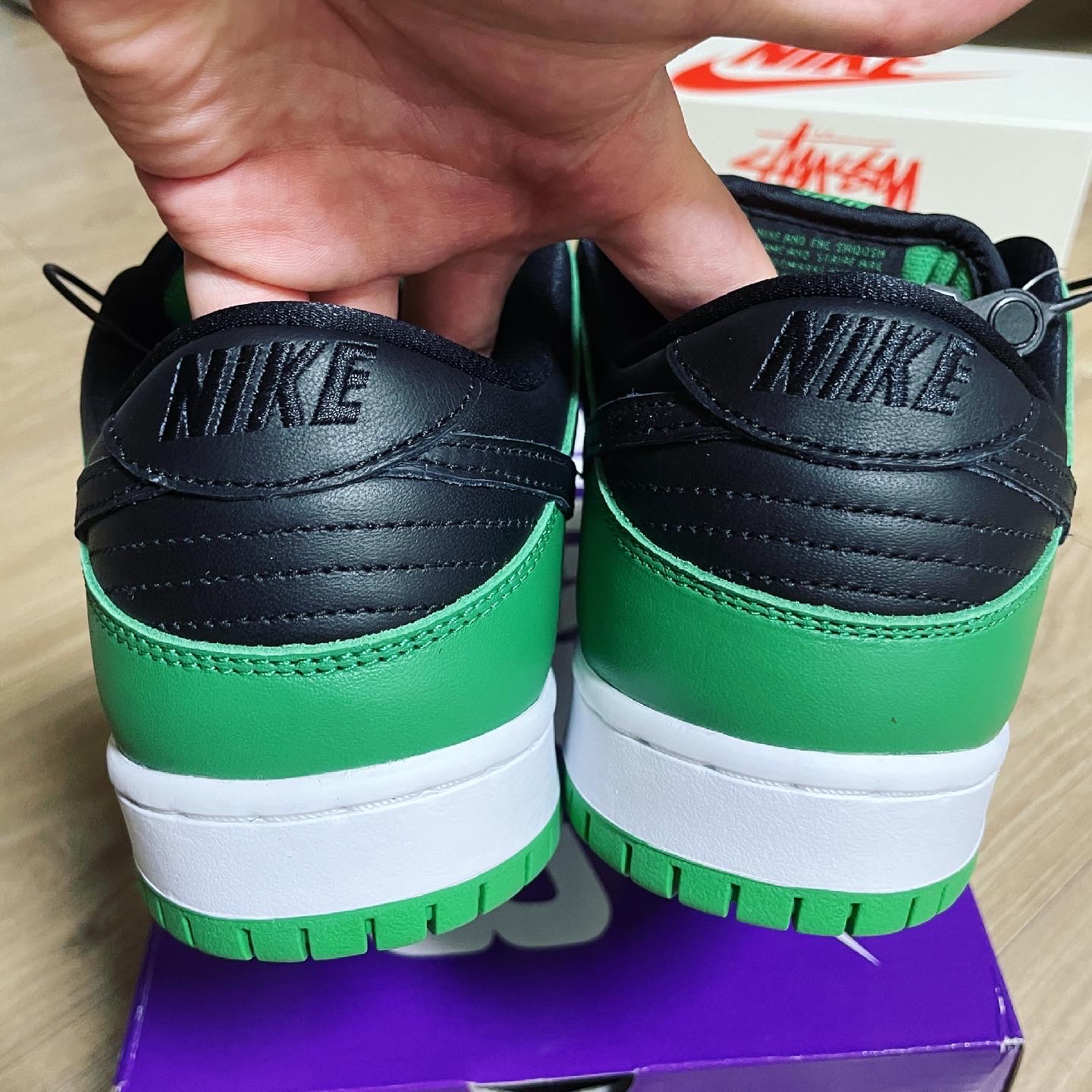 Nike SB Dunk Low Pro Black and Classic Green 착용 스타일 - 5