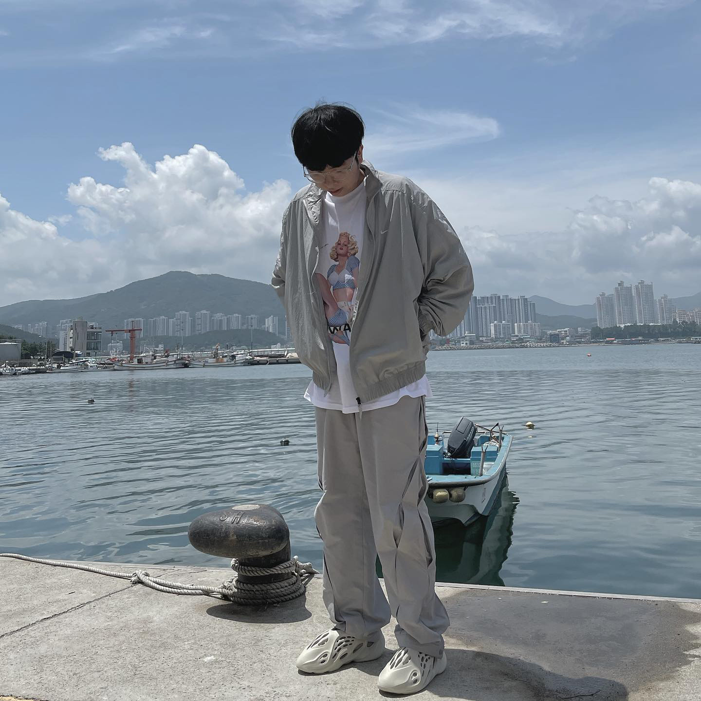 Adidas Yeezy Foam RNNR Sand, Nike M NRG Track Jacket Grey 착용 스타일 - 2