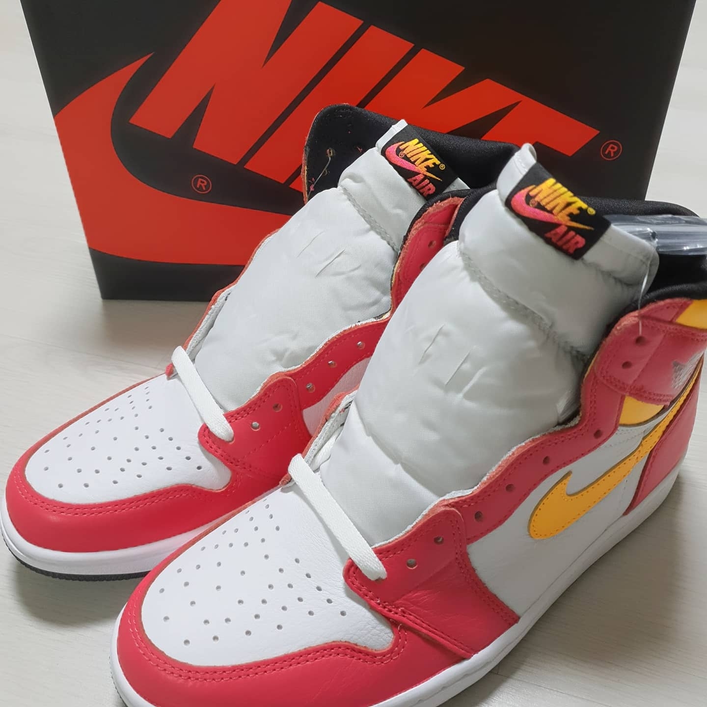 Jordan 1 Retro High OG Light Fusion Red 착용 스타일 - 1