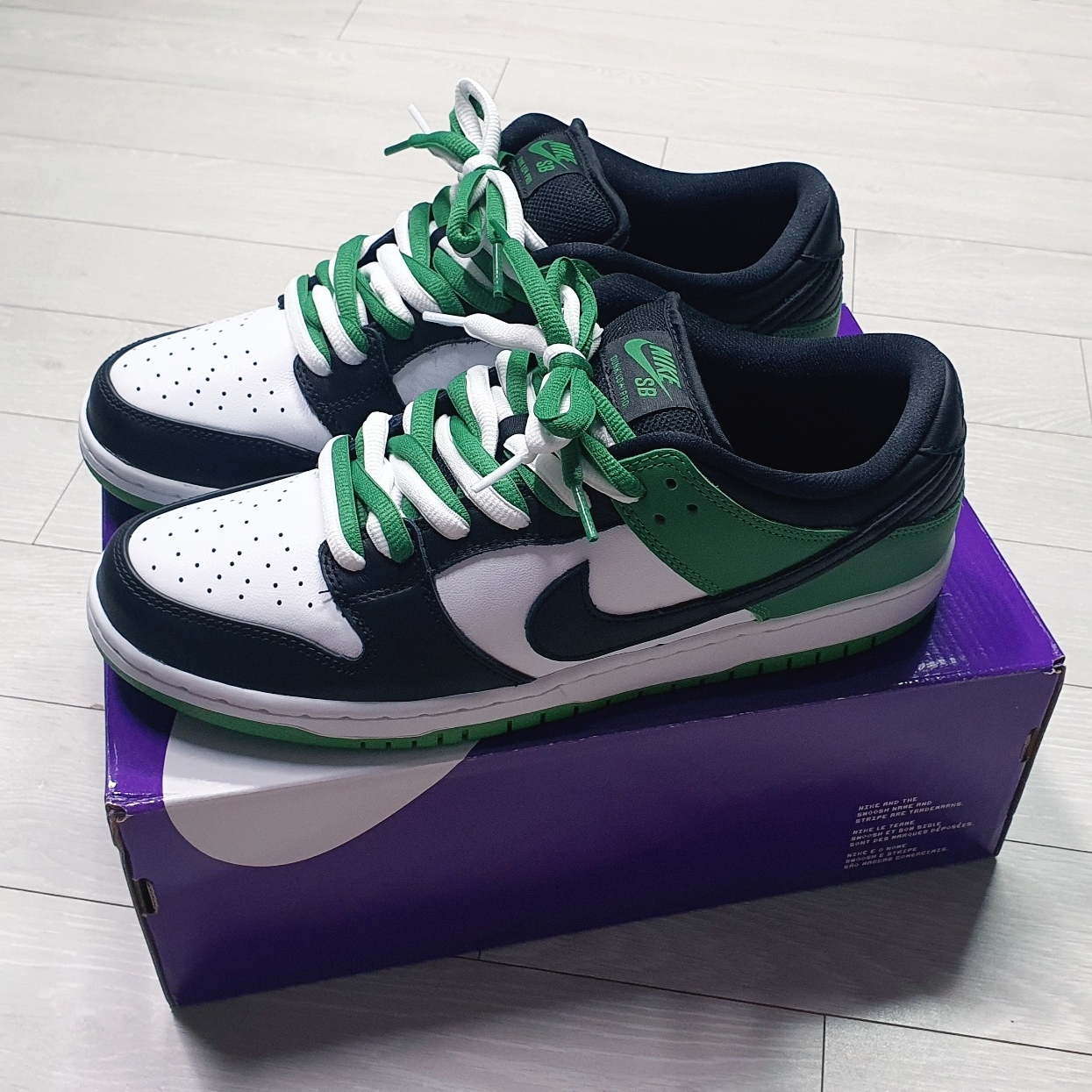 Nike SB Dunk Low Pro Black and Classic Green 착용 스타일 - 3