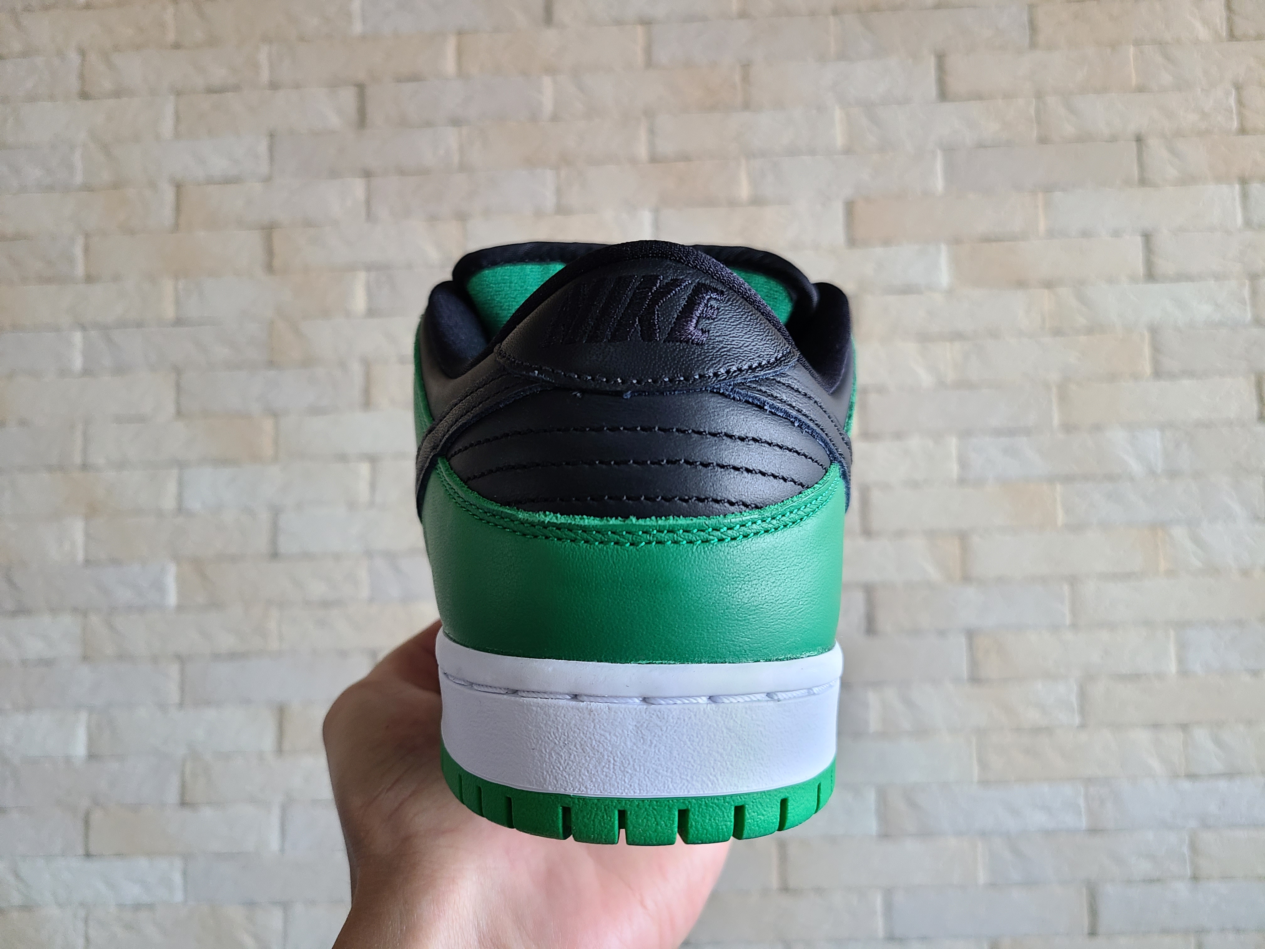 Nike SB Dunk Low Pro Black and Classic Green 착용 스타일 - 5