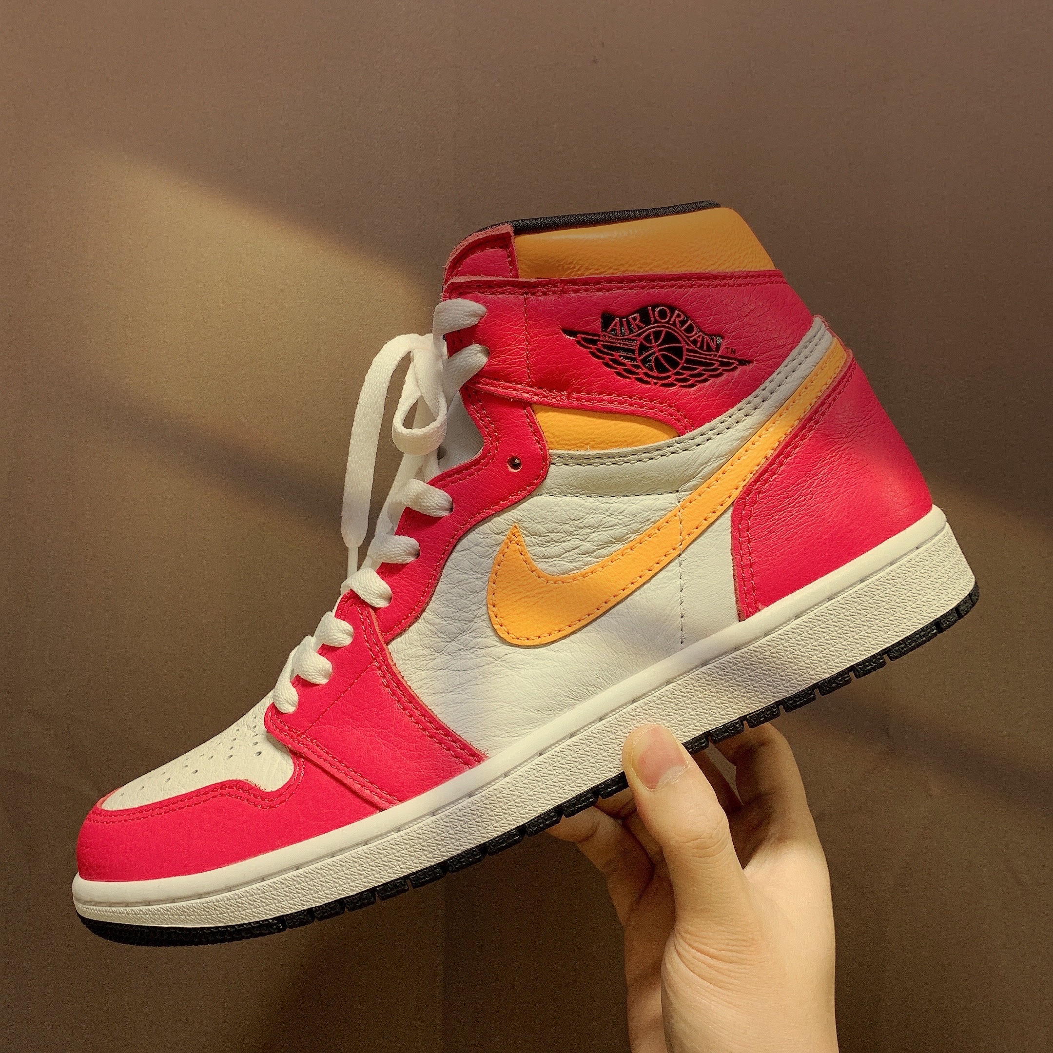 Jordan 1 Retro High OG Light Fusion Red 착용 스타일 - 1