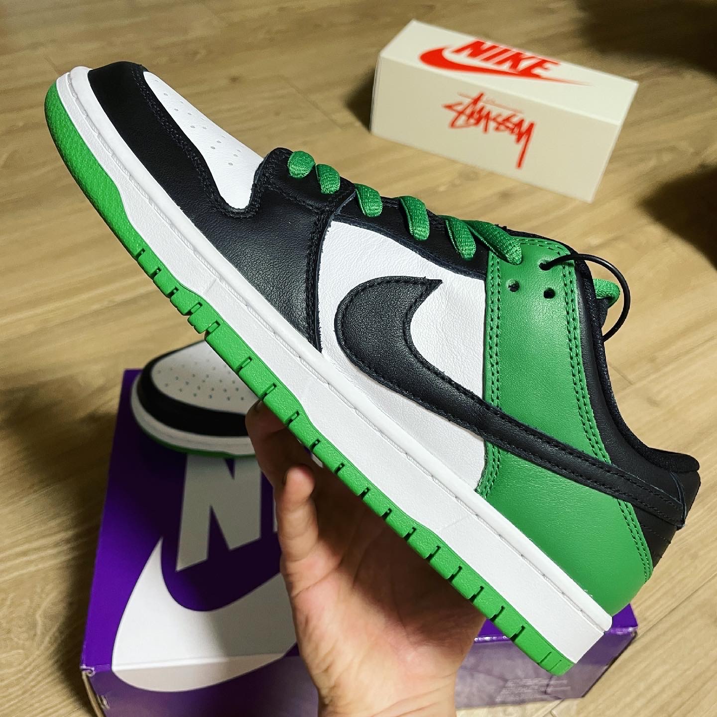 Nike SB Dunk Low Pro Black and Classic Green 착용 스타일 - 2
