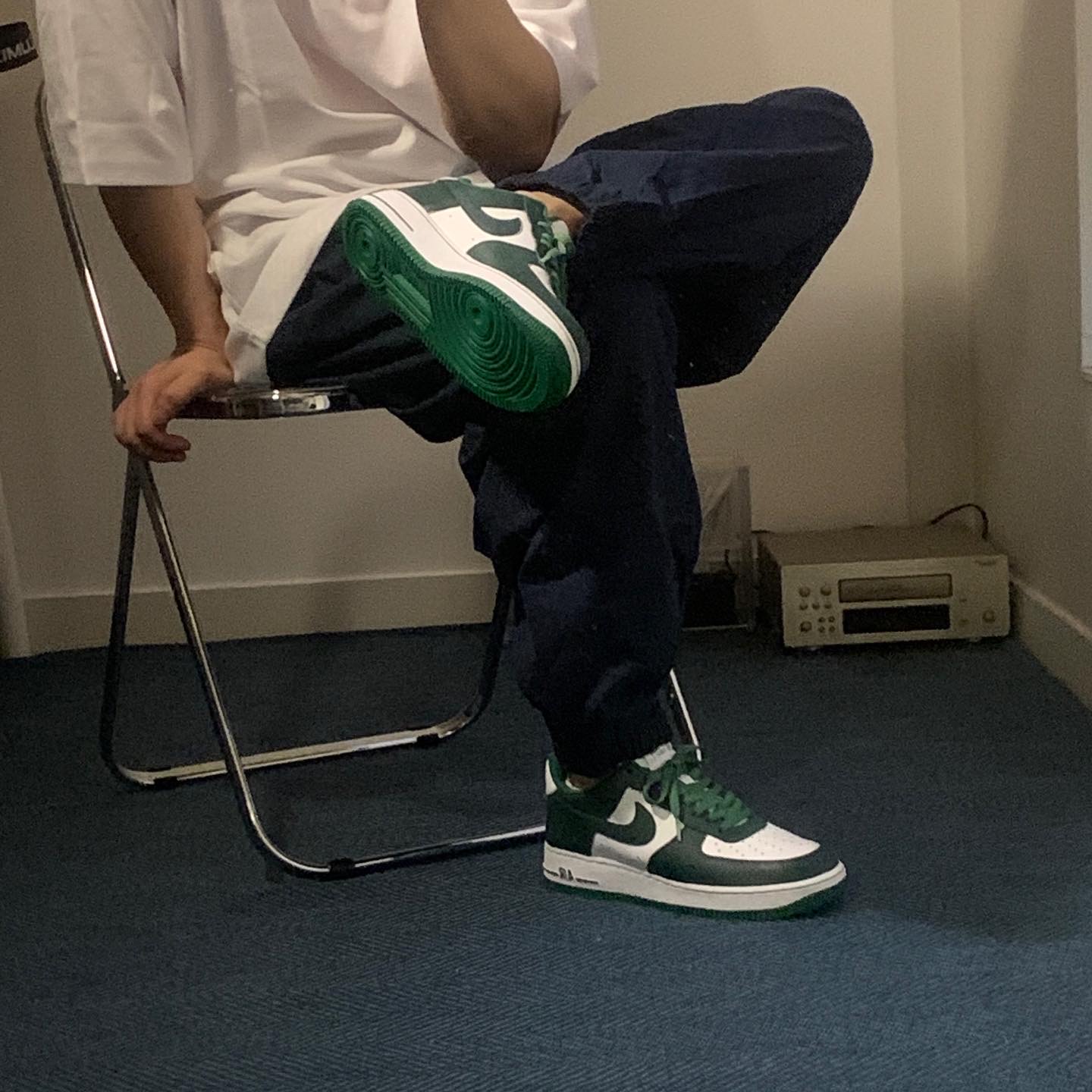 Nike Air Force 1 '07 Stitch Pine Green 착용 스타일 - 1