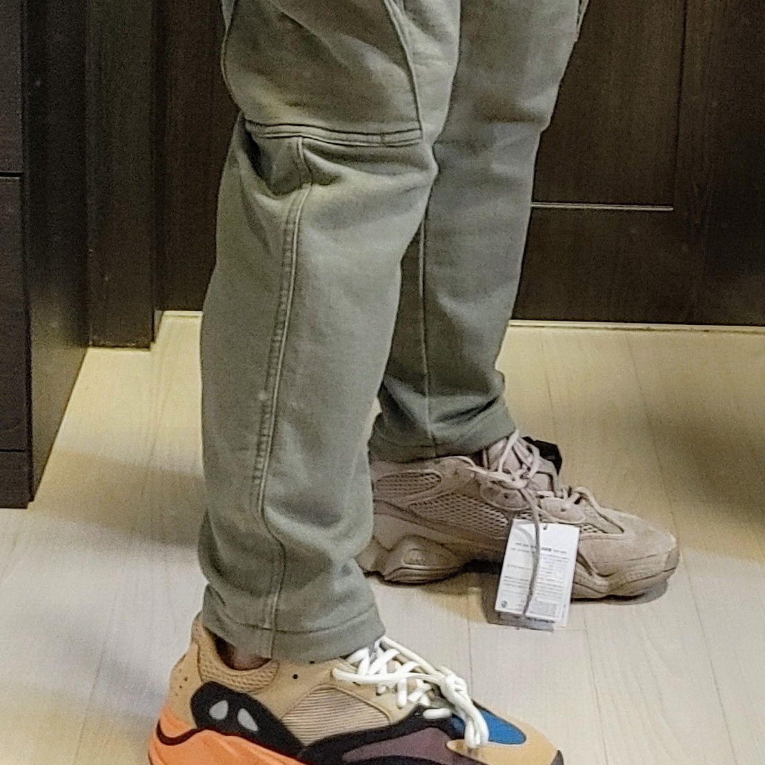 Adidas Yeezy Boost 700 Enflame Amber, Adidas Yeezy 500 Taupe Light 착용 스타일