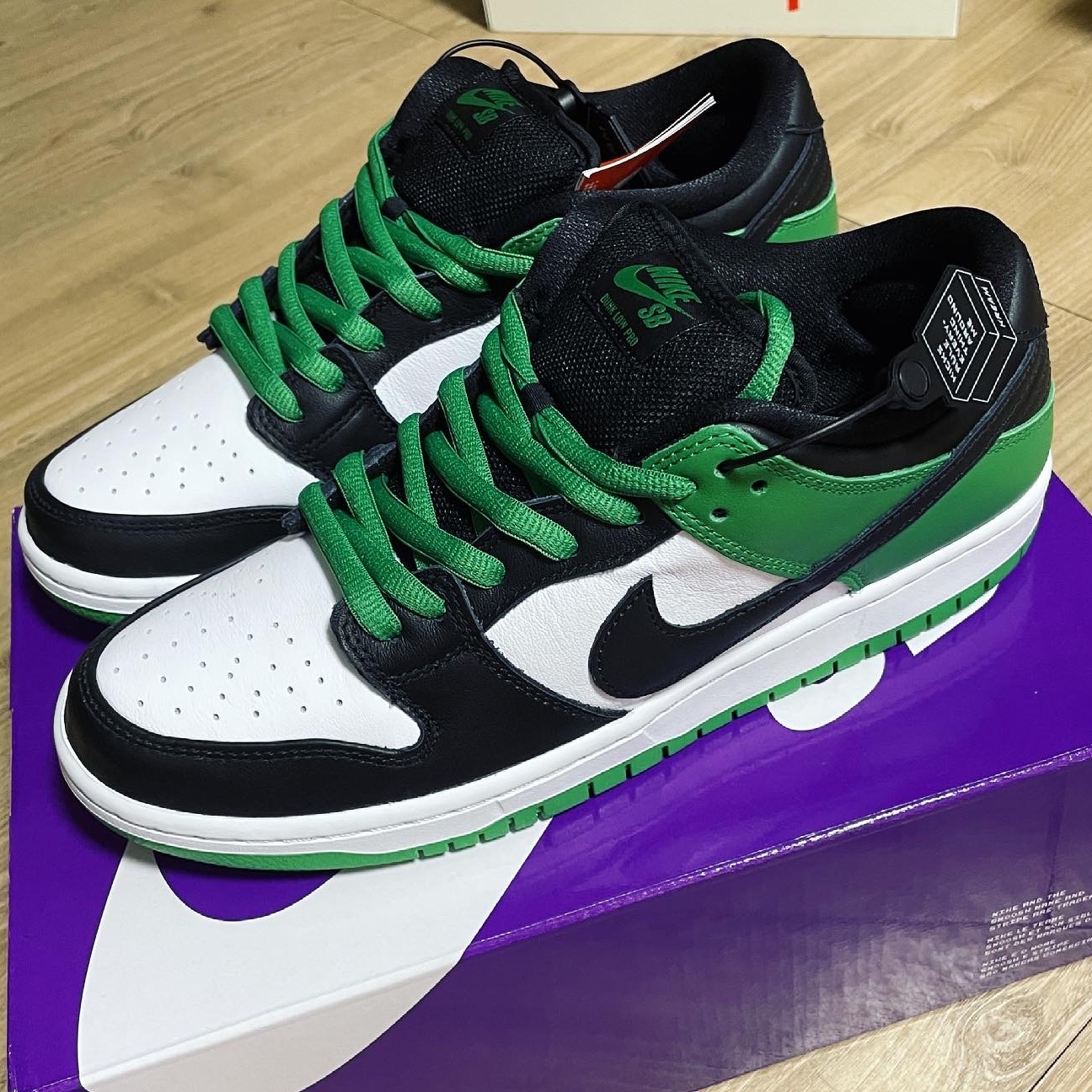 Nike SB Dunk Low Pro Black and Classic Green 착용 스타일 - 1