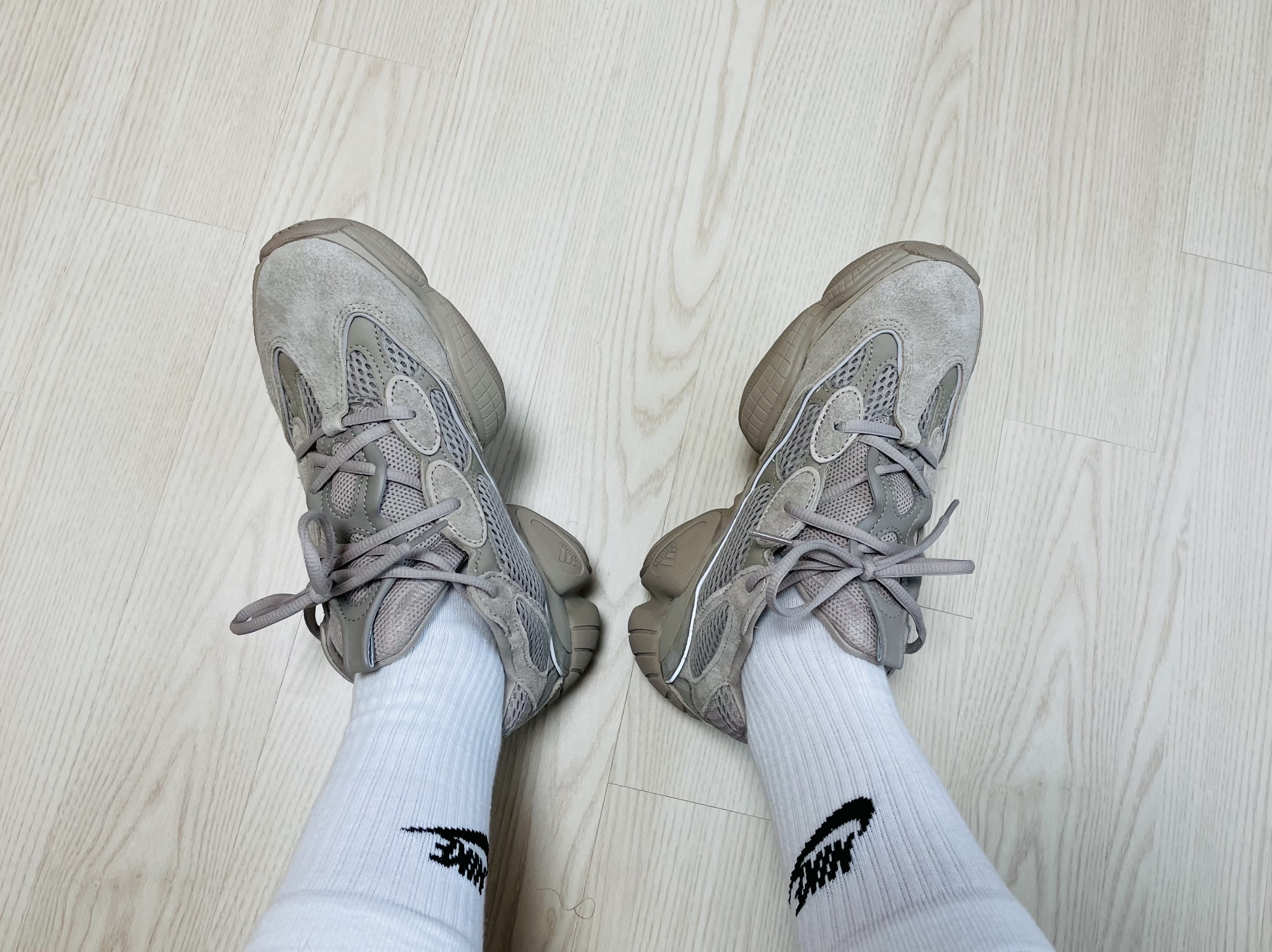 Adidas Yeezy 500 Taupe Light 착용 스타일 - 2