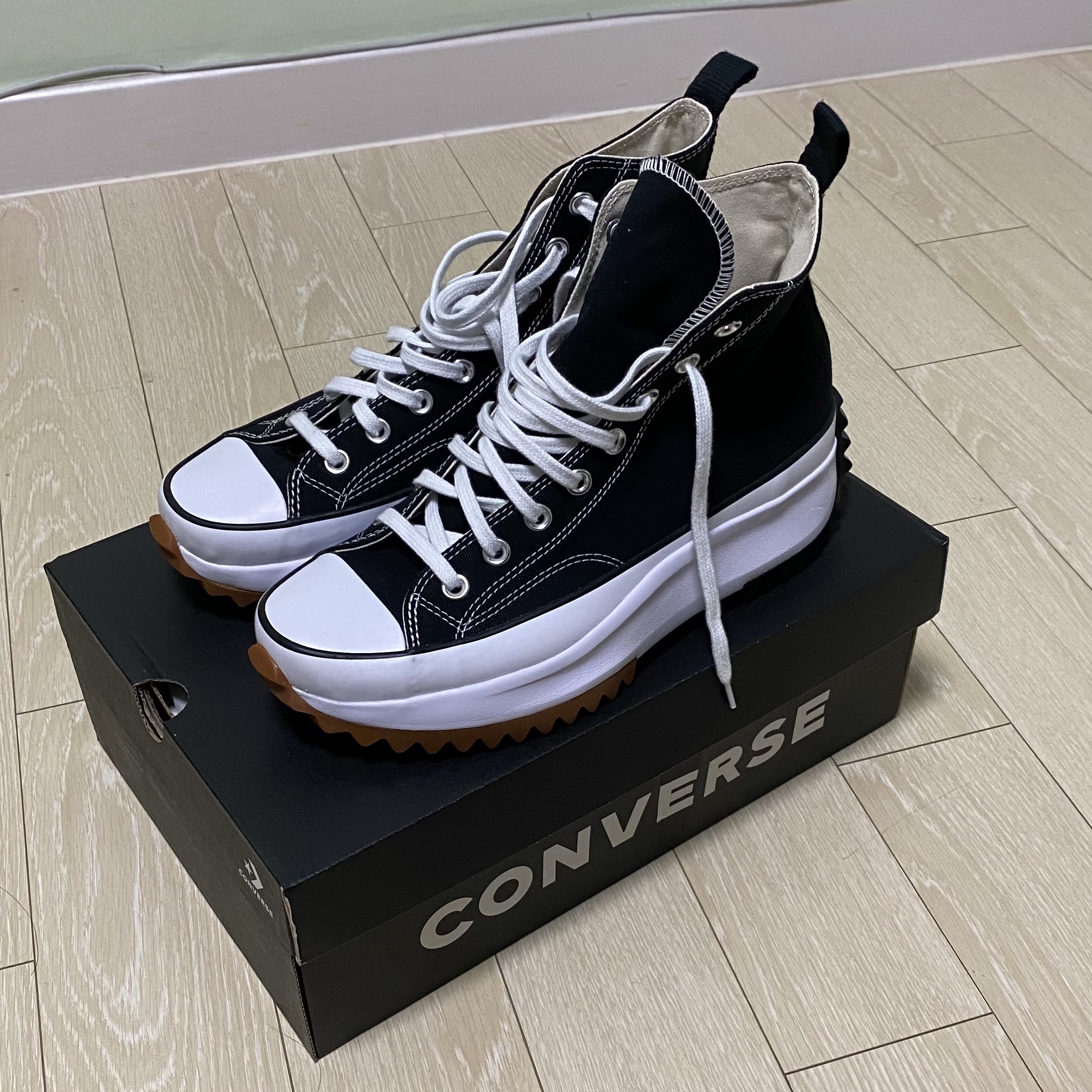 Converse Run Star Hike Hi Black White Gum 착용 스타일