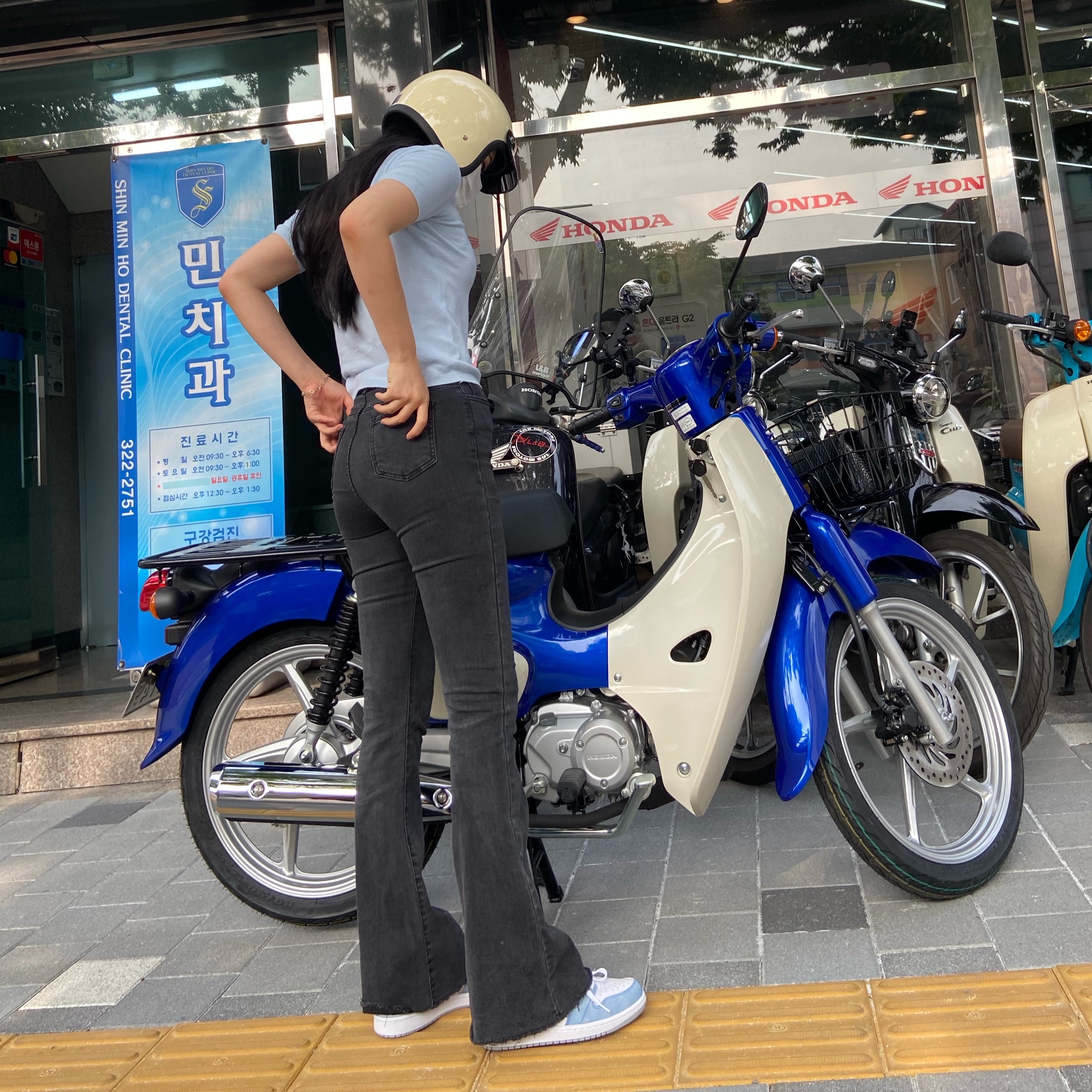 Jordan 1 Retro High OG Hyper Royal 착용 스타일