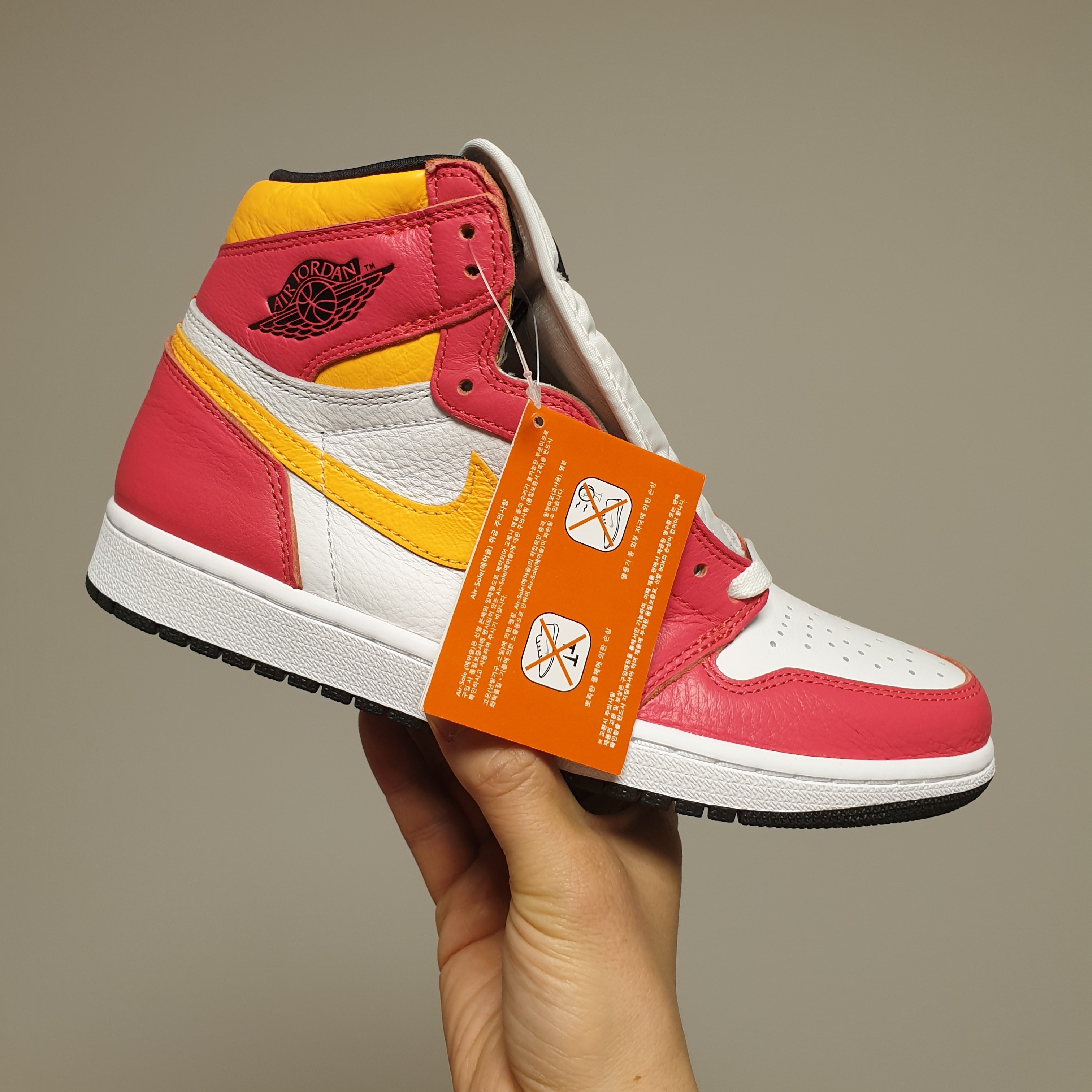 Jordan 1 Retro High OG Light Fusion Red 착용 스타일 - 1