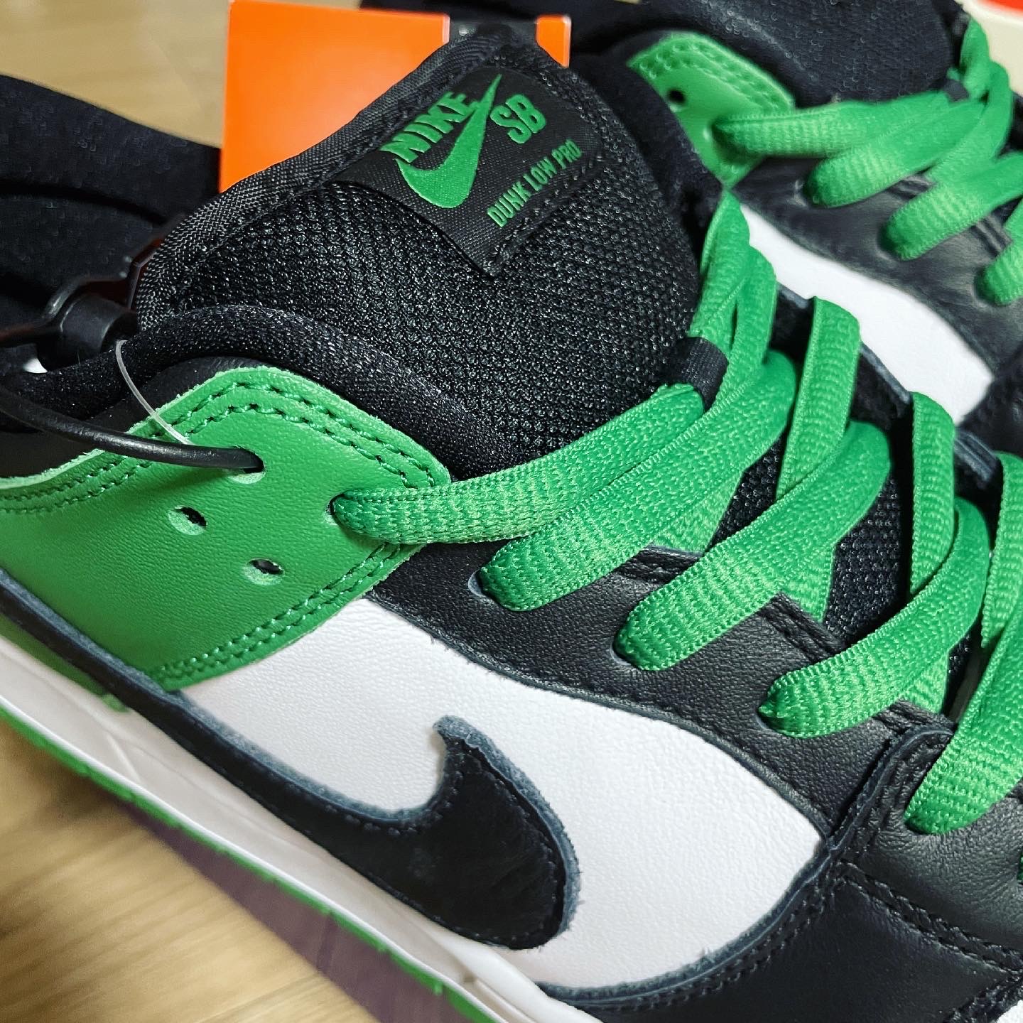 Nike SB Dunk Low Pro Black and Classic Green 착용 스타일 - 4