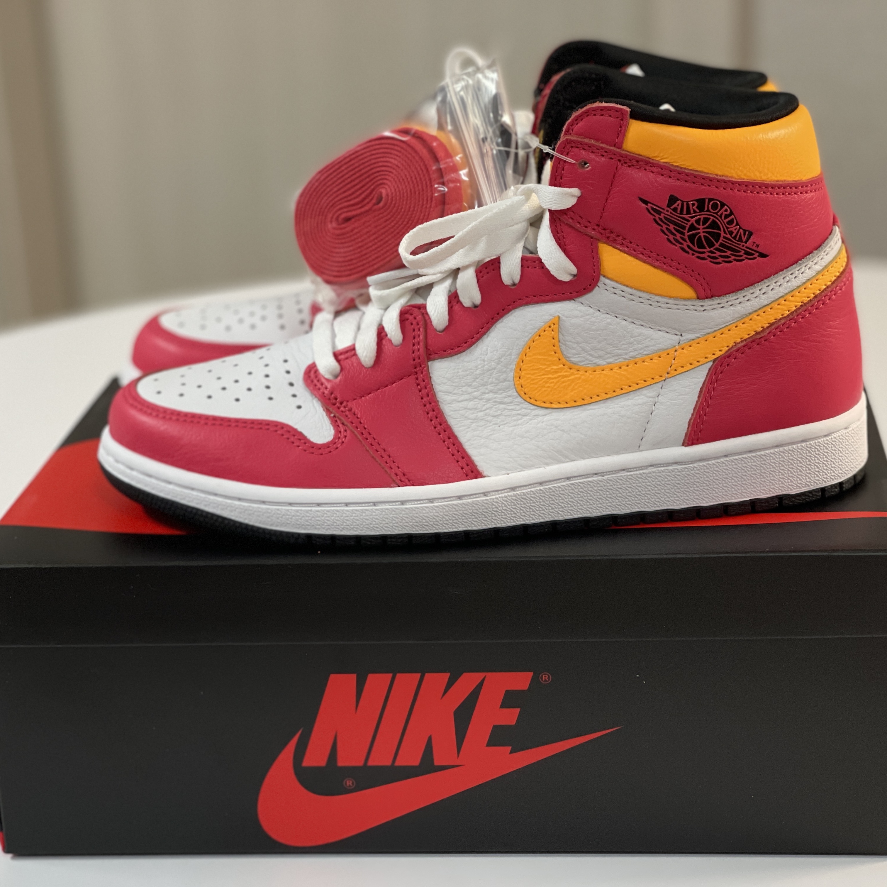 Jordan 1 Retro High OG Light Fusion Red 착용 스타일 - 2