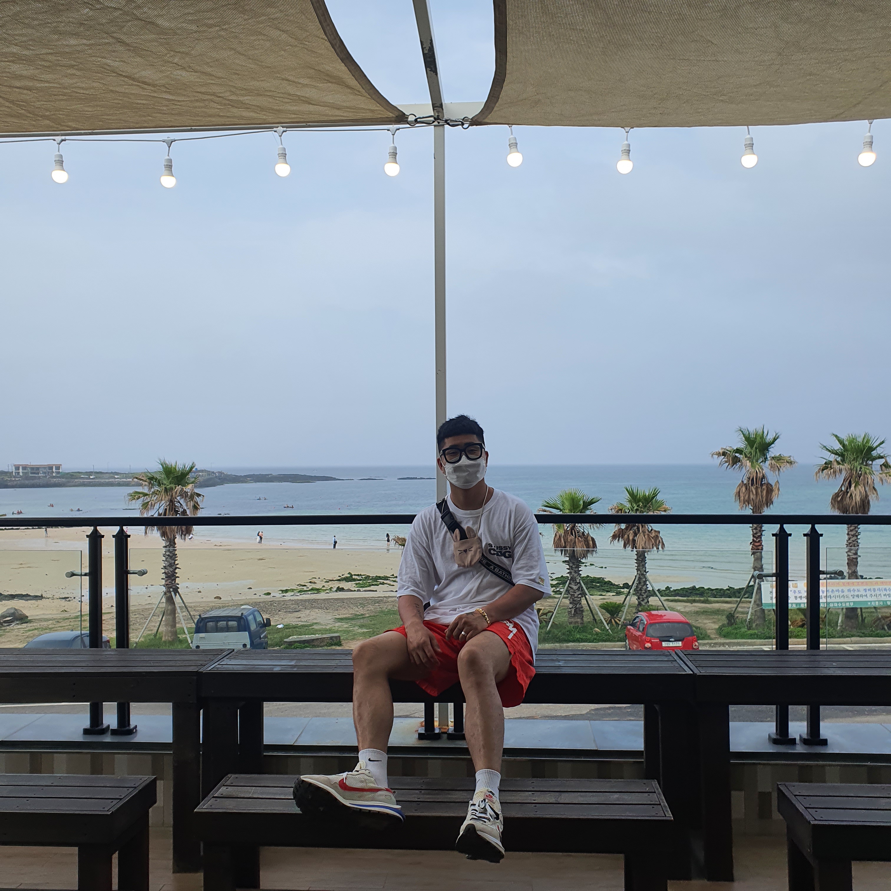 Nike x Stussy Water Shorts Habanero Red, Stussy x CDG Surfman T-Shirt White 착용 스타일 - 1