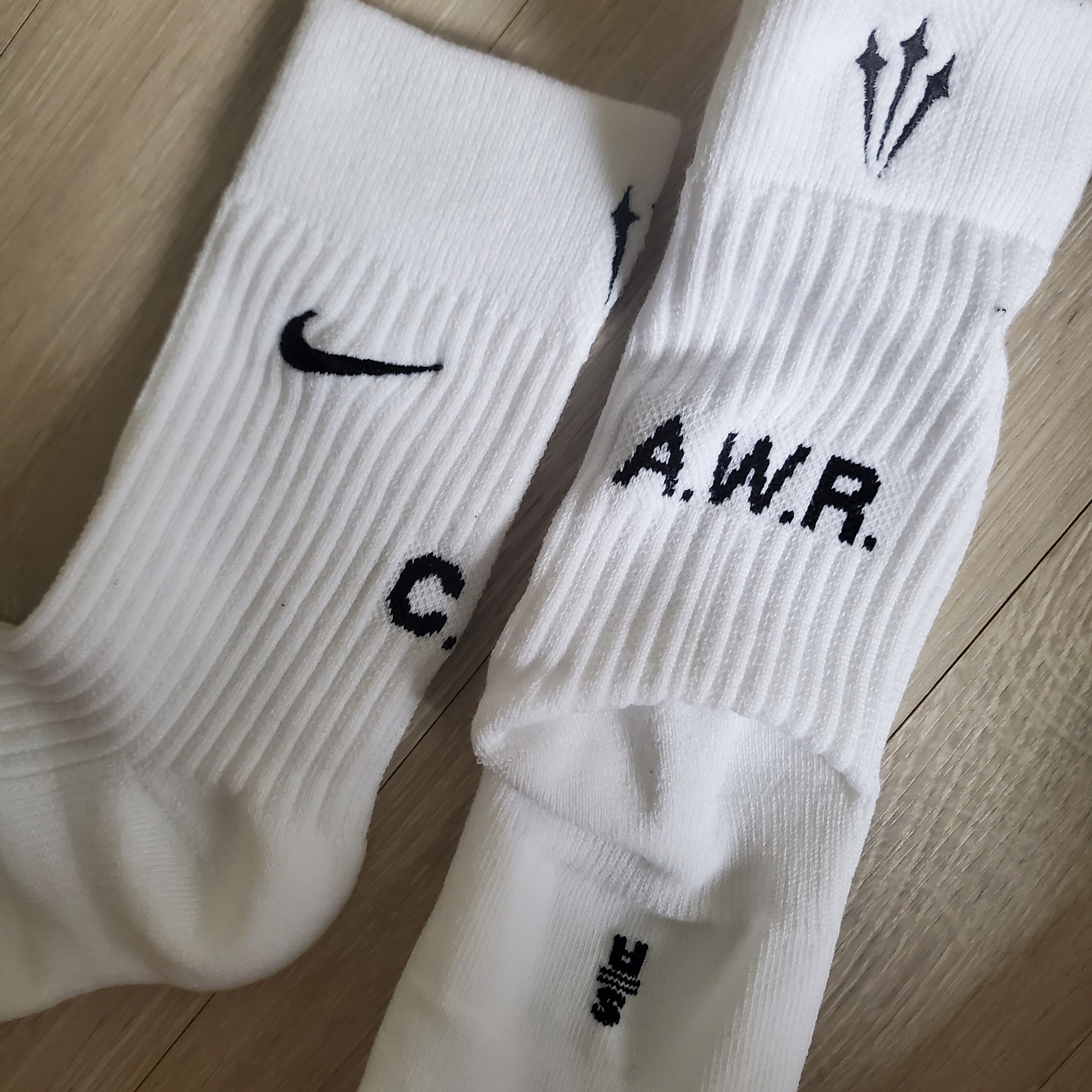 Nike x Drake Nocta Socks White (3 Pack), Nike x Drake Nocta Socks Black (3 Pack) 착용 스타일 - 2