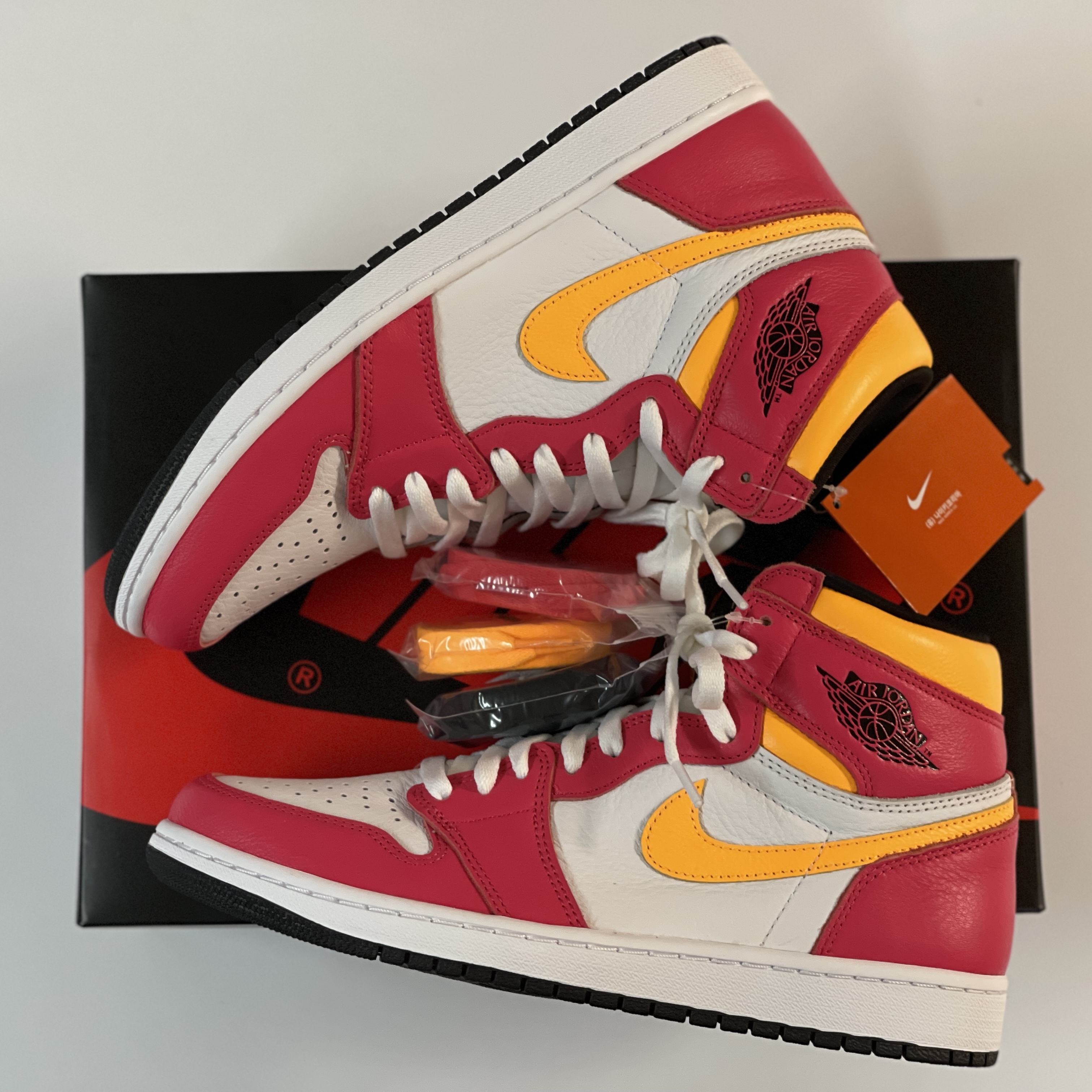 Jordan 1 Retro High OG Light Fusion Red 착용 스타일 - 1