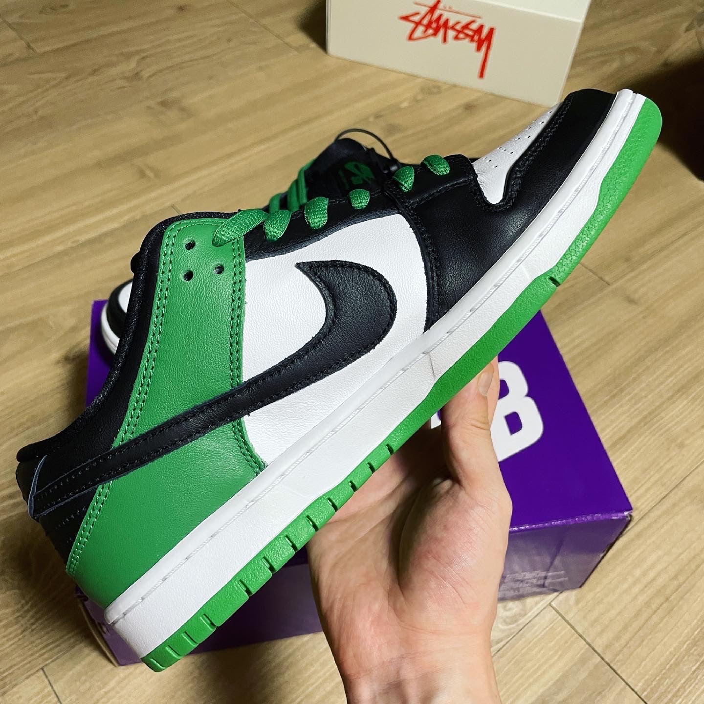 Nike SB Dunk Low Pro Black and Classic Green 착용 스타일 - 3