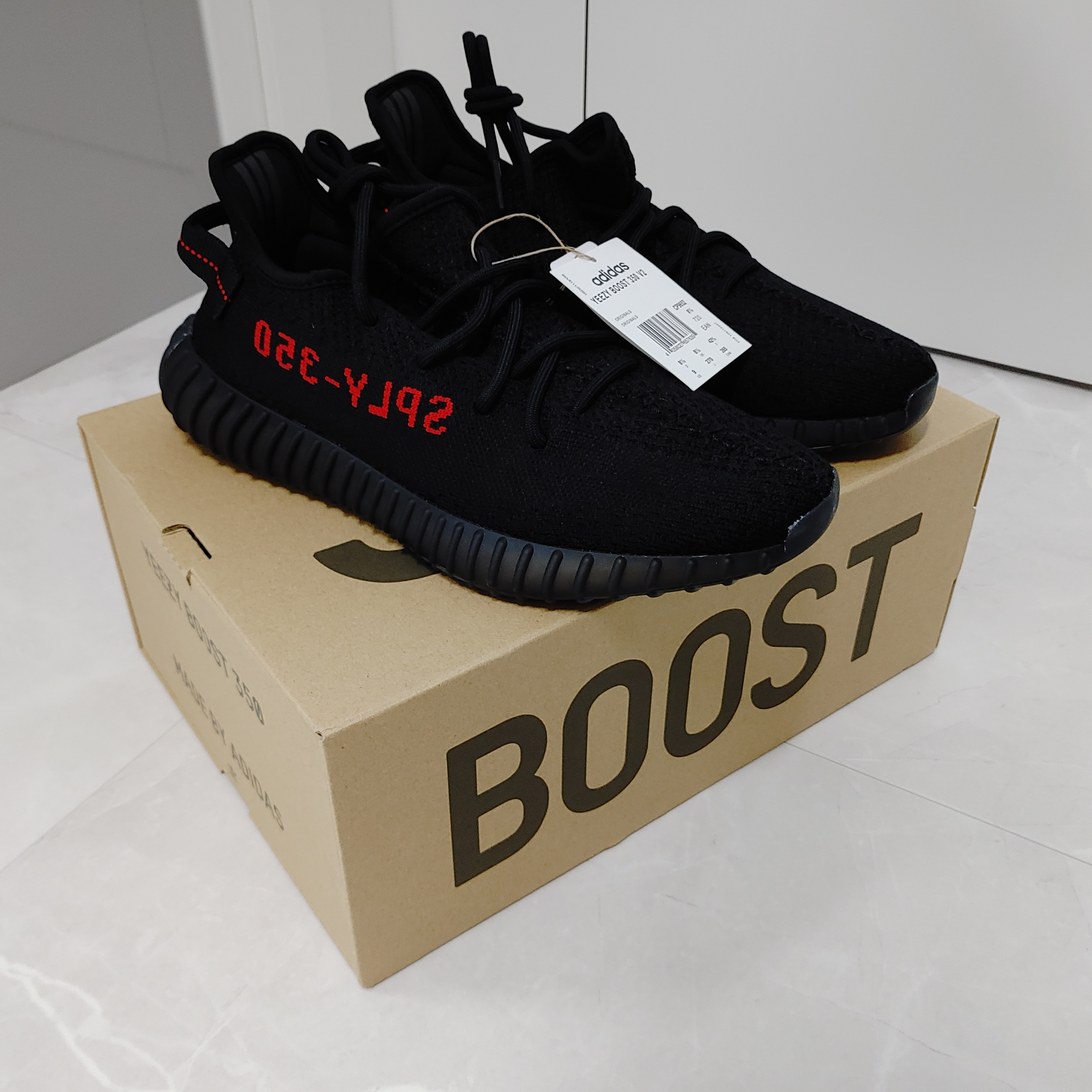 Adidas Yeezy Boost 350 V2 Black Red 2020 착용 스타일 - 2